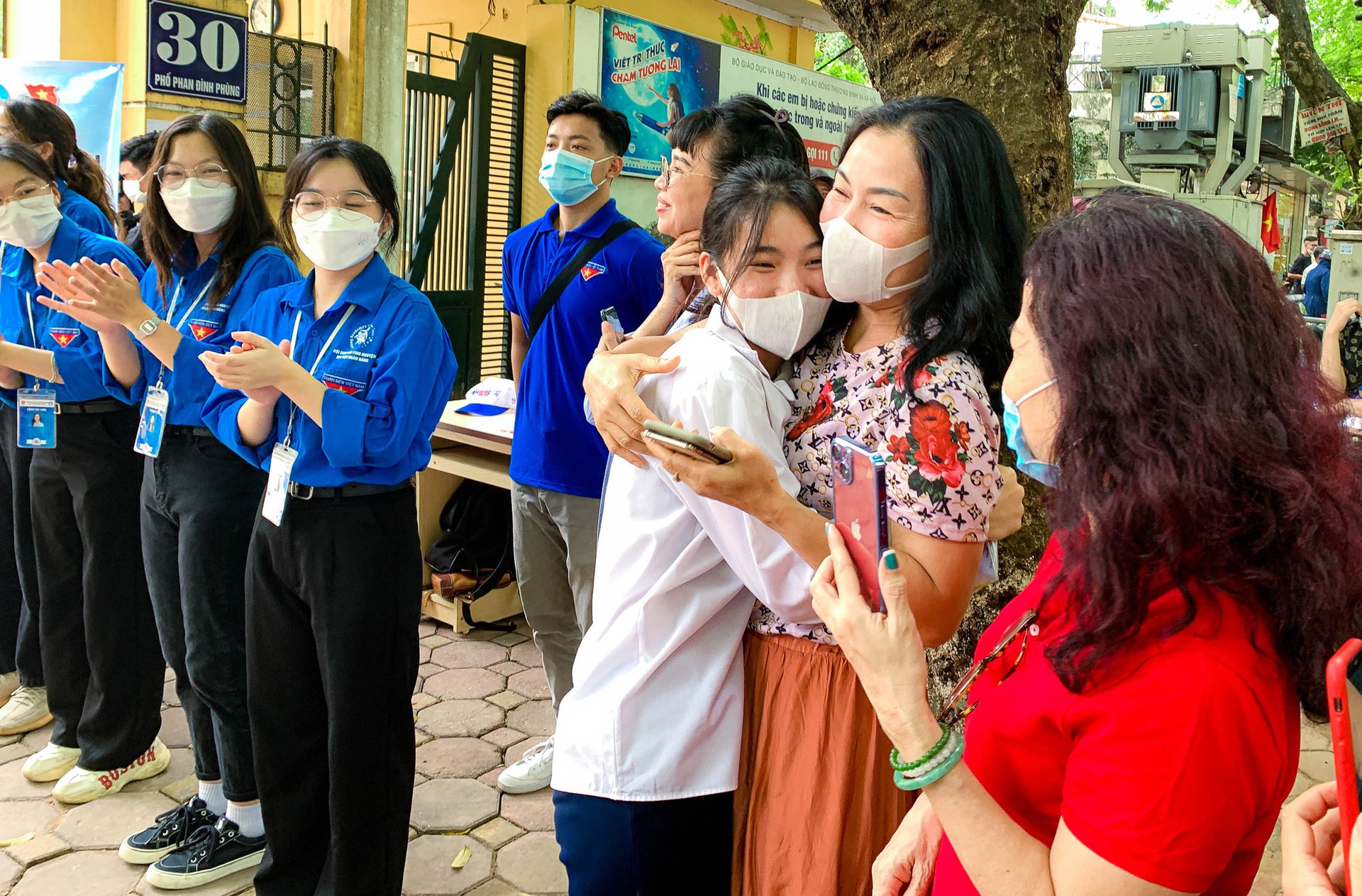 Nhiều th&iacute; sinh vỡ &ograve;a niềm vui sau khi kết th&uacute;c 120 ph&uacute;t thi m&ocirc;n Văn - Ảnh 10.