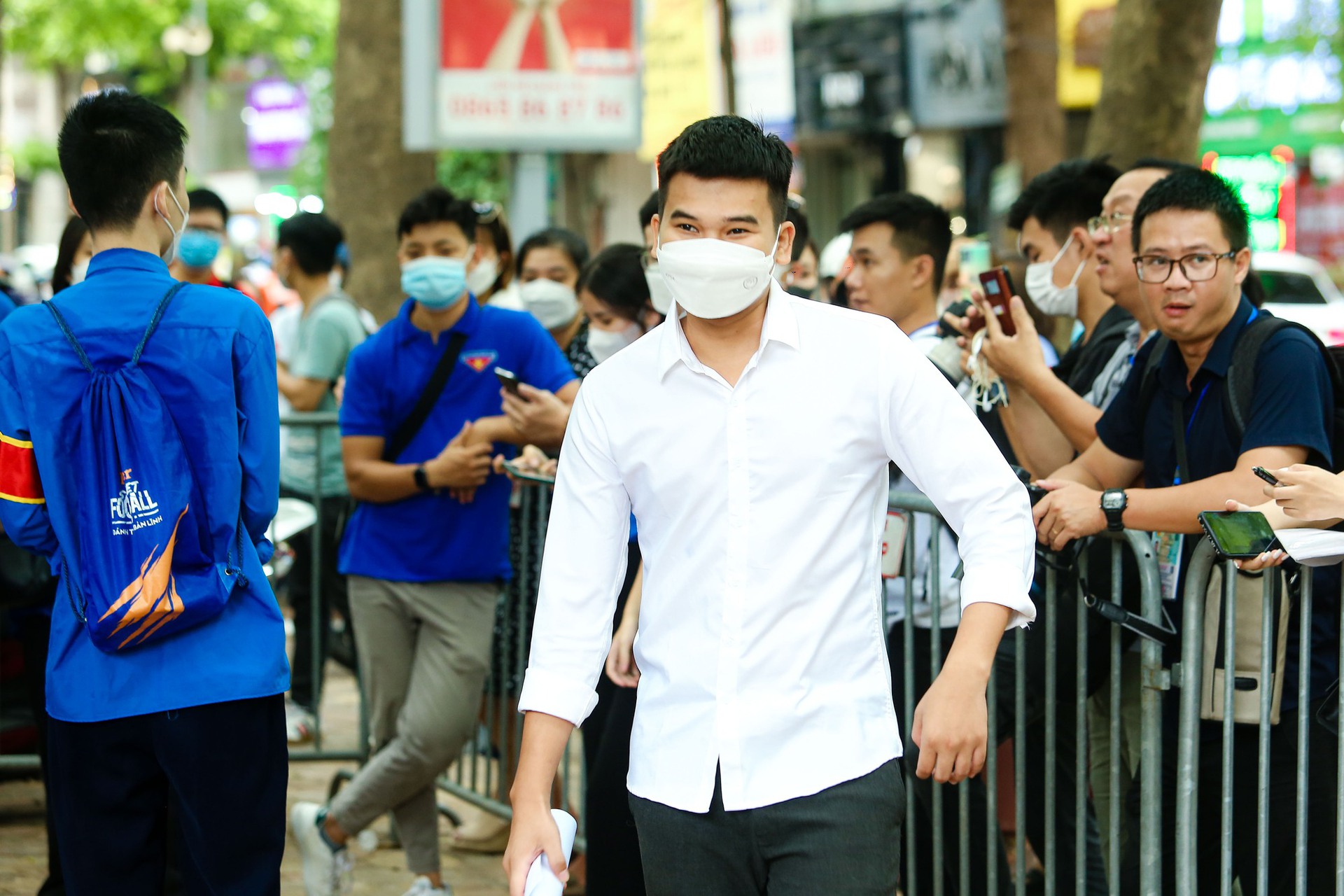 Nhiều th&iacute; sinh vỡ &ograve;a niềm vui sau khi kết th&uacute;c 120 ph&uacute;t thi m&ocirc;n Văn - Ảnh 13.