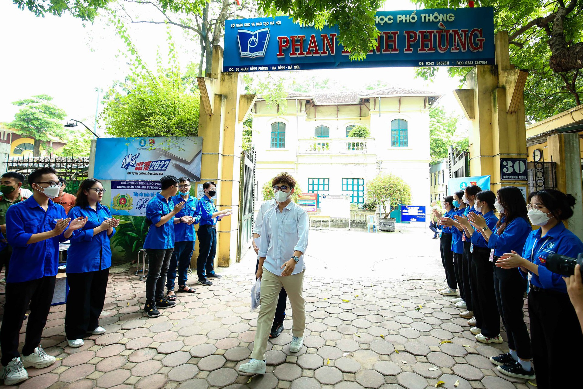 Nhiều th&iacute; sinh vỡ &ograve;a niềm vui sau khi kết th&uacute;c 120 ph&uacute;t thi m&ocirc;n Văn - Ảnh 2.
