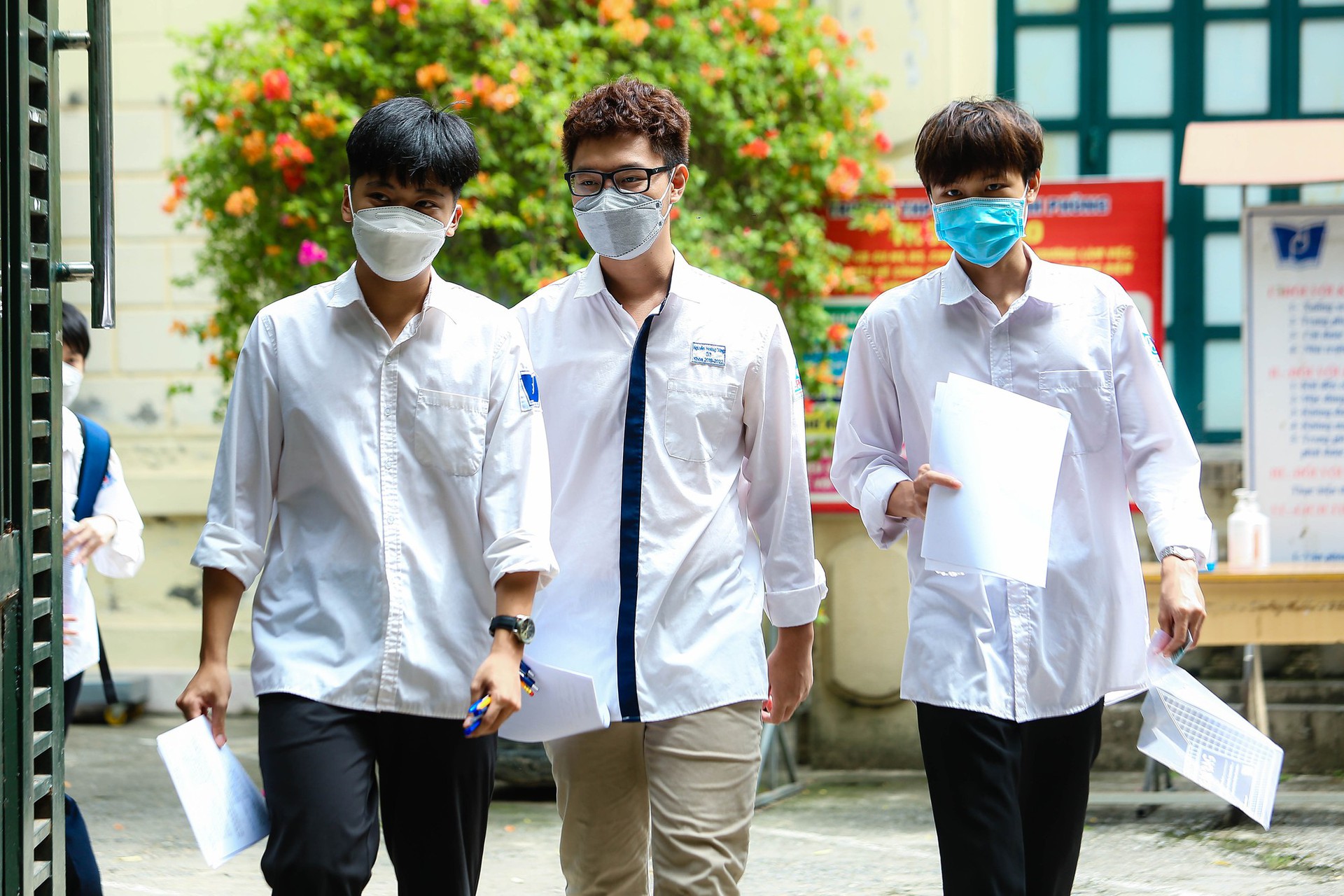 Nhiều th&iacute; sinh vỡ &ograve;a niềm vui sau khi kết th&uacute;c 120 ph&uacute;t thi m&ocirc;n Văn - Ảnh 3.