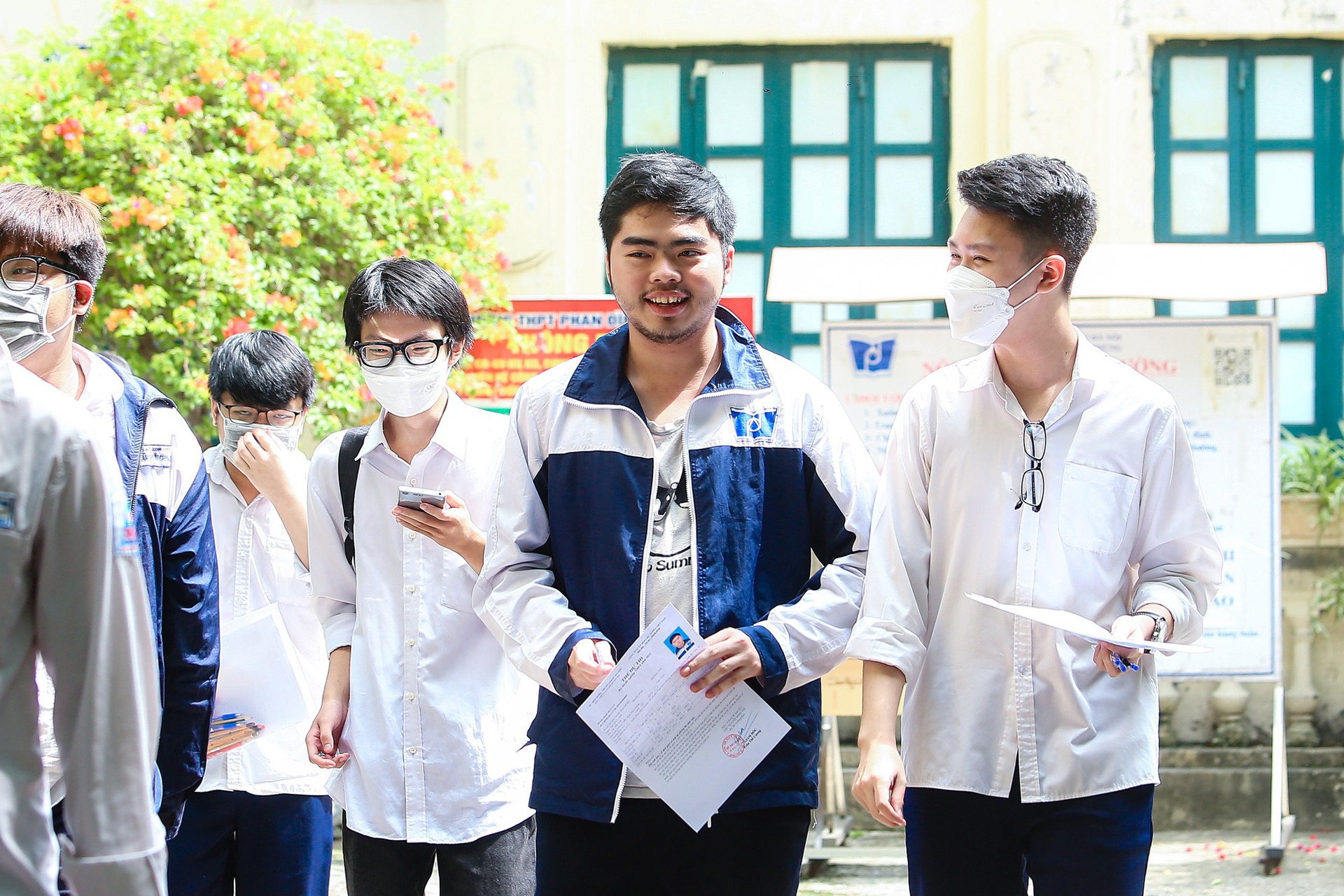 Nhiều th&iacute; sinh vỡ &ograve;a niềm vui sau khi kết th&uacute;c 120 ph&uacute;t thi m&ocirc;n Văn - Ảnh 4.