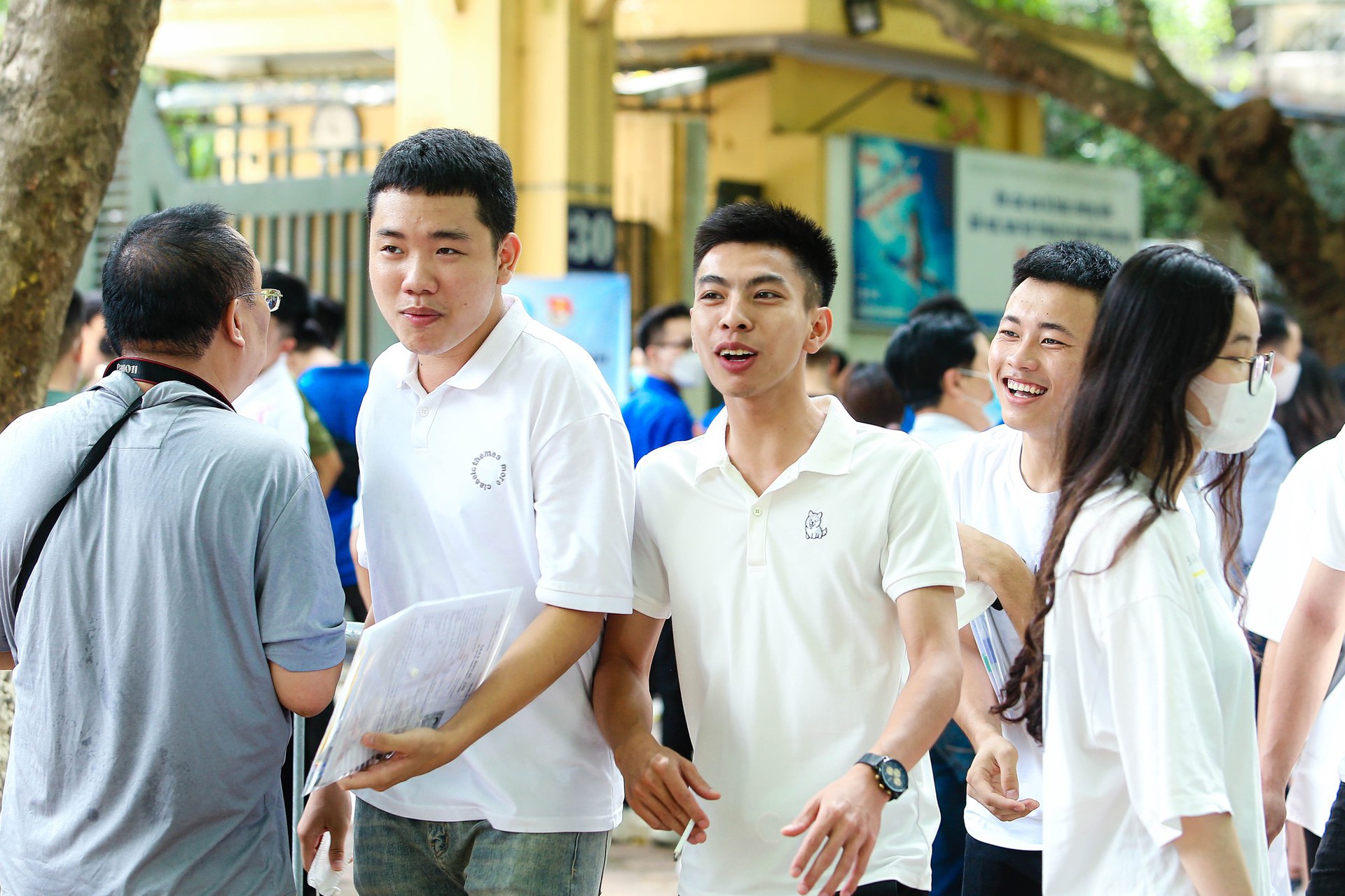 Nhiều th&iacute; sinh vỡ &ograve;a niềm vui sau khi kết th&uacute;c 120 ph&uacute;t thi m&ocirc;n Văn - Ảnh 14.