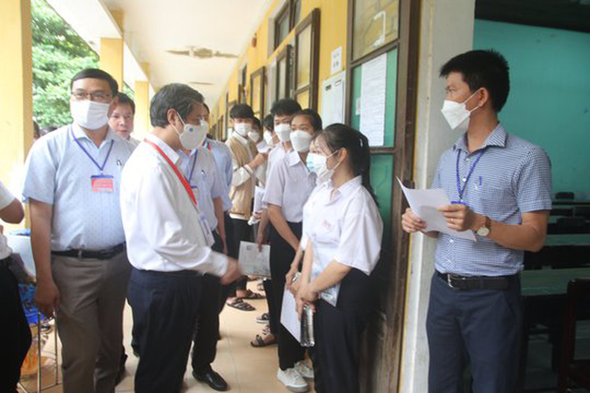 Bộ trưởng Nguyễn Kim Sơn động vi&ecirc;n th&iacute; sinh, gi&aacute;o vi&ecirc;n dự kỳ thi tốt nghiệp THPT - Ảnh 3.