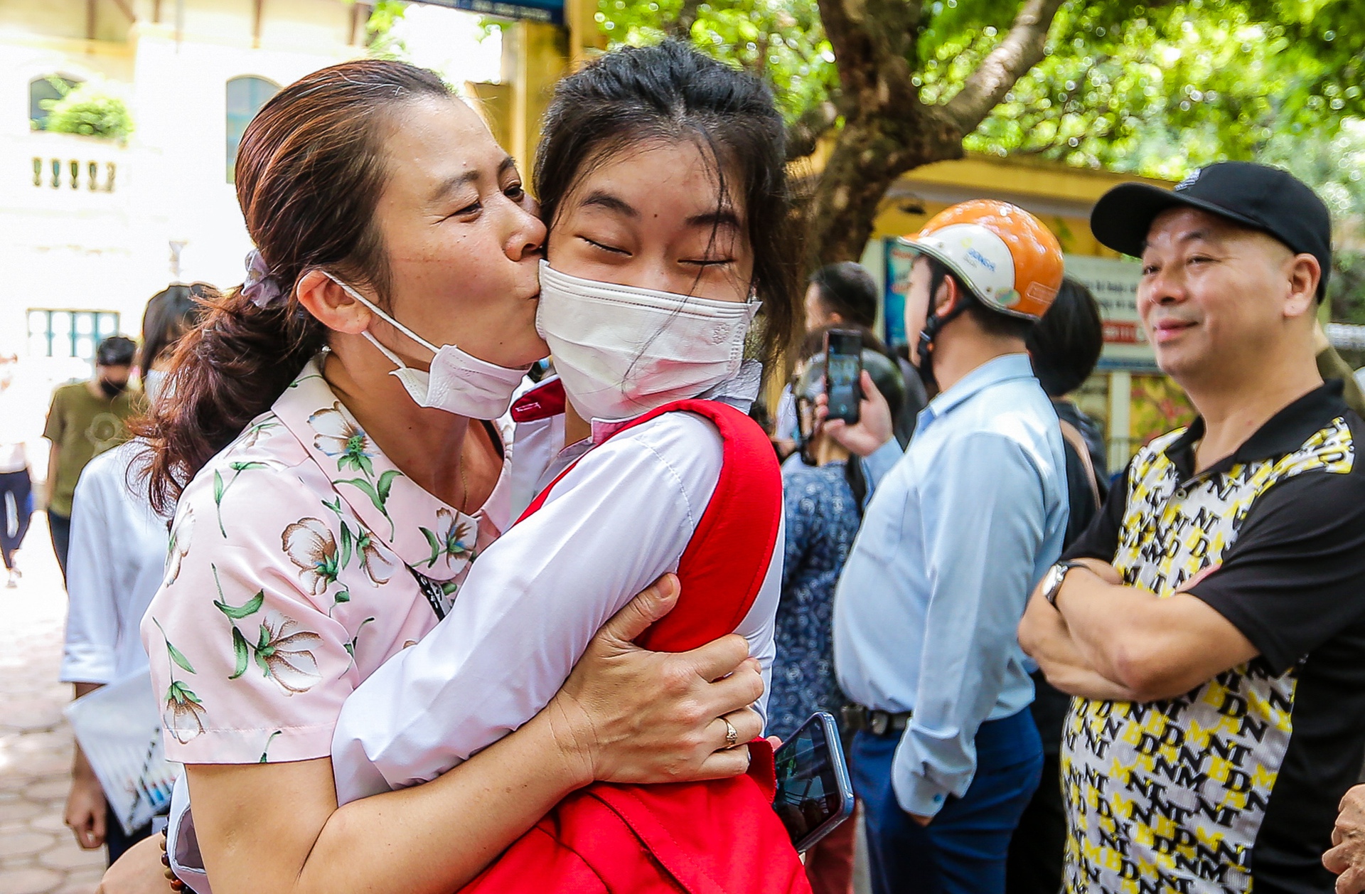 Nhiều th&iacute; sinh vỡ &ograve;a niềm vui sau khi kết th&uacute;c 120 ph&uacute;t thi m&ocirc;n Văn - Ảnh 12.