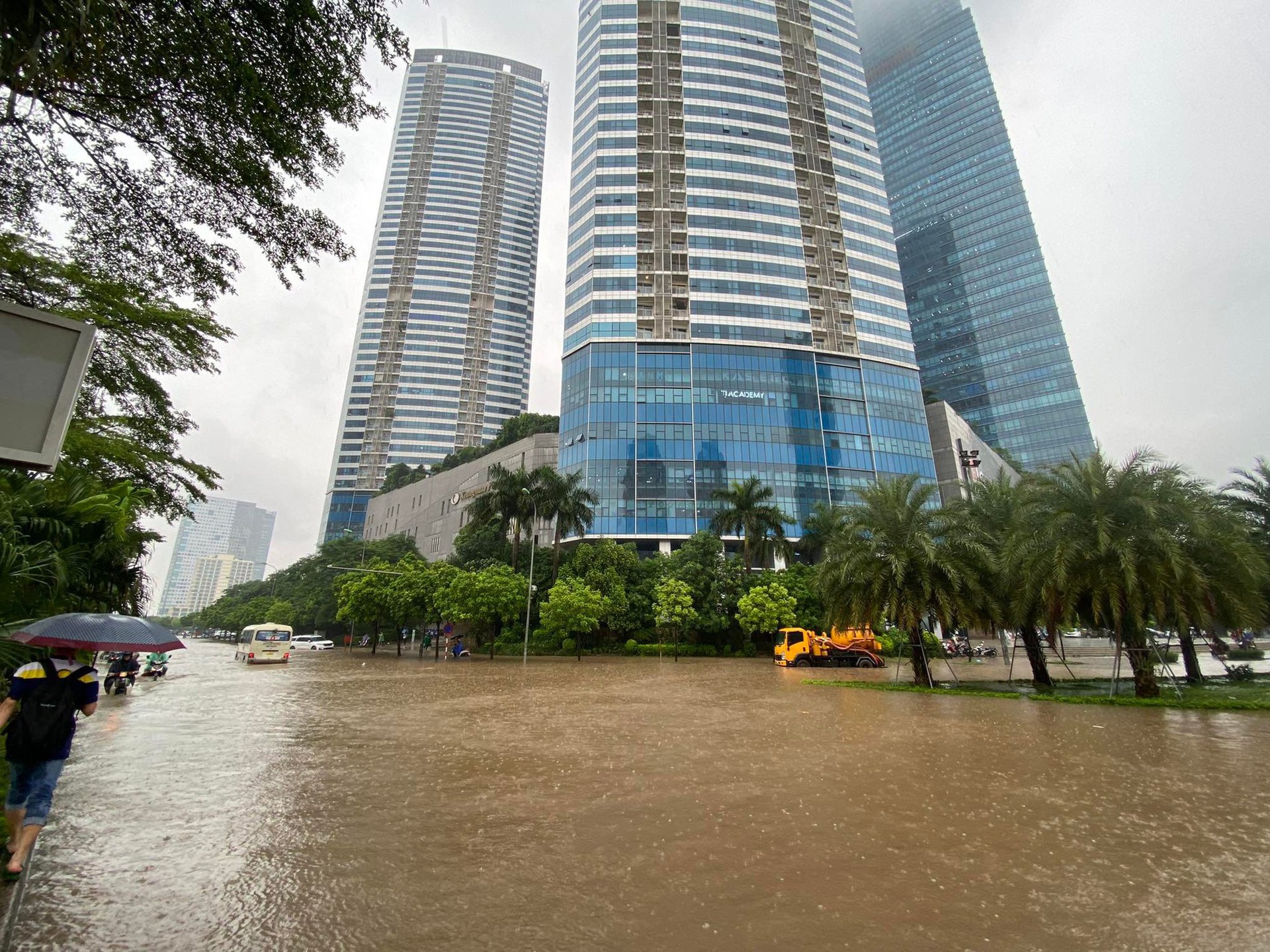 H&agrave; Nội: Nhiều tuyến phố ngập s&acirc;u, giao th&ocirc;ng &ugrave;n tắc, hỗn loạn - Ảnh 18.