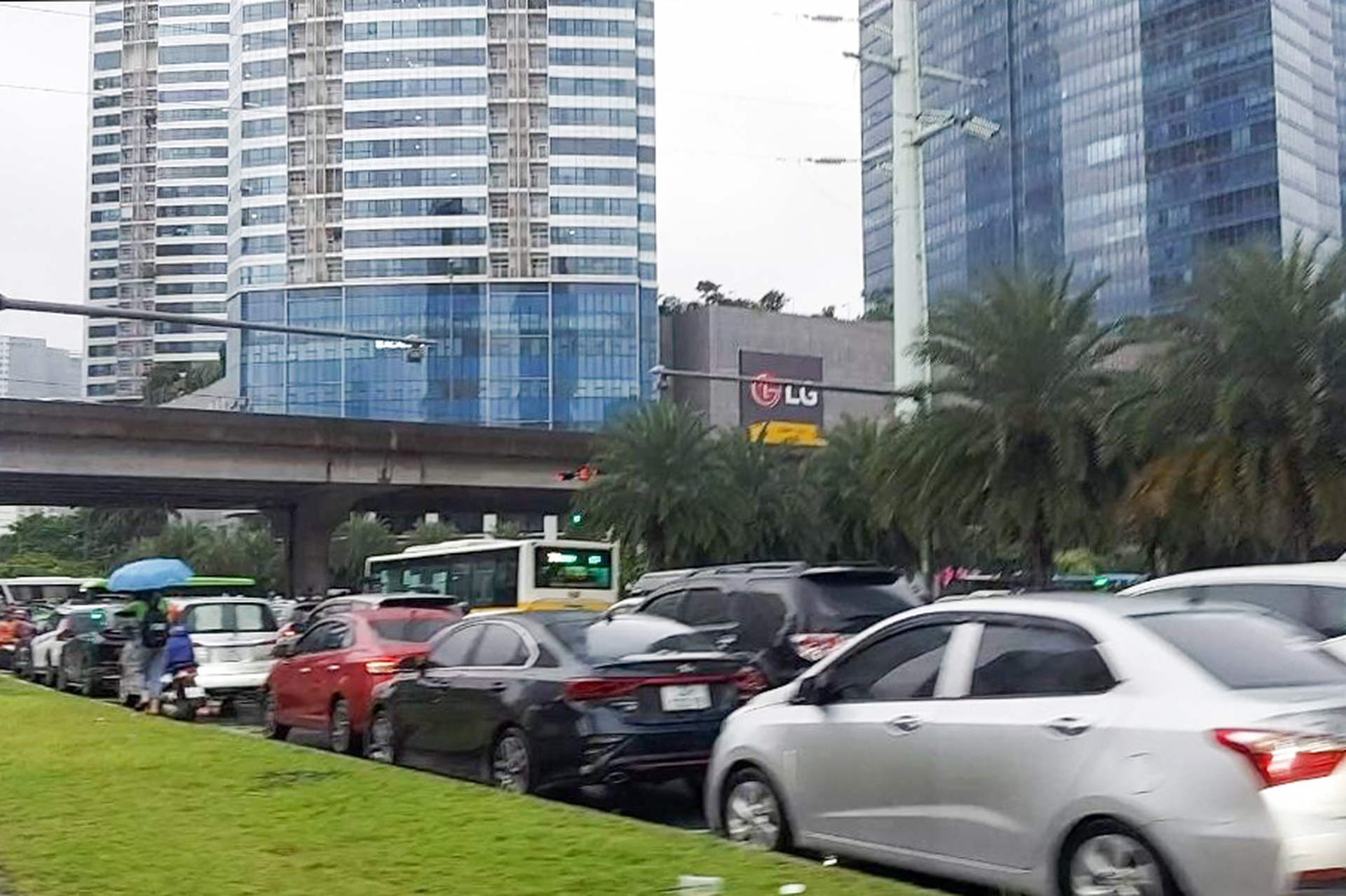 H&agrave; Nội: Nhiều tuyến phố ngập s&acirc;u, giao th&ocirc;ng &ugrave;n tắc, hỗn loạn - Ảnh 8.