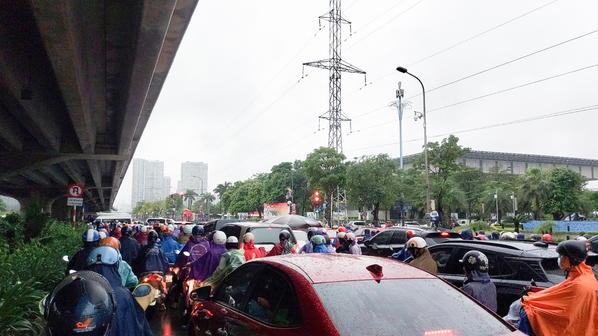 H&agrave; Nội: Nhiều tuyến phố ngập s&acirc;u, giao th&ocirc;ng &ugrave;n tắc, hỗn loạn - Ảnh 11.