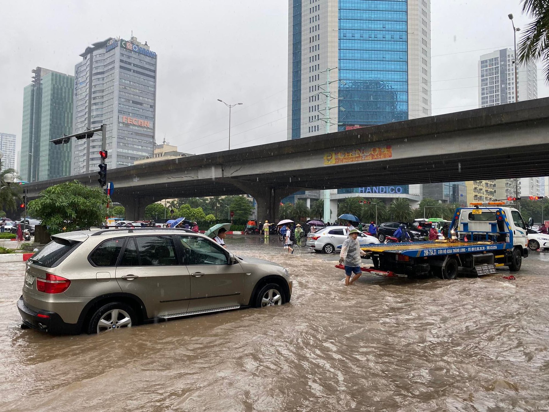 H&agrave; Nội: Nhiều tuyến phố ngập s&acirc;u, giao th&ocirc;ng &ugrave;n tắc, hỗn loạn - Ảnh 17.
