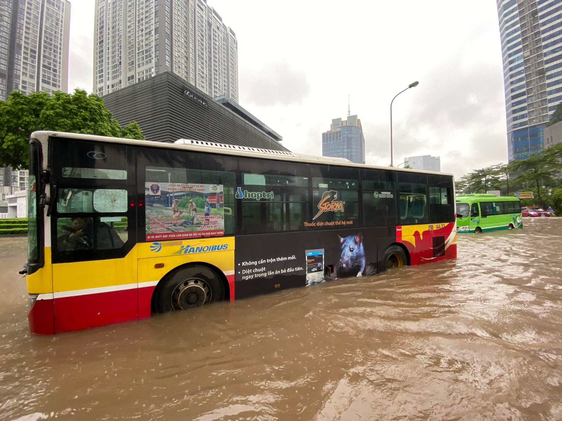 H&agrave; Nội: Nhiều tuyến phố ngập s&acirc;u, giao th&ocirc;ng &ugrave;n tắc, hỗn loạn - Ảnh 21.