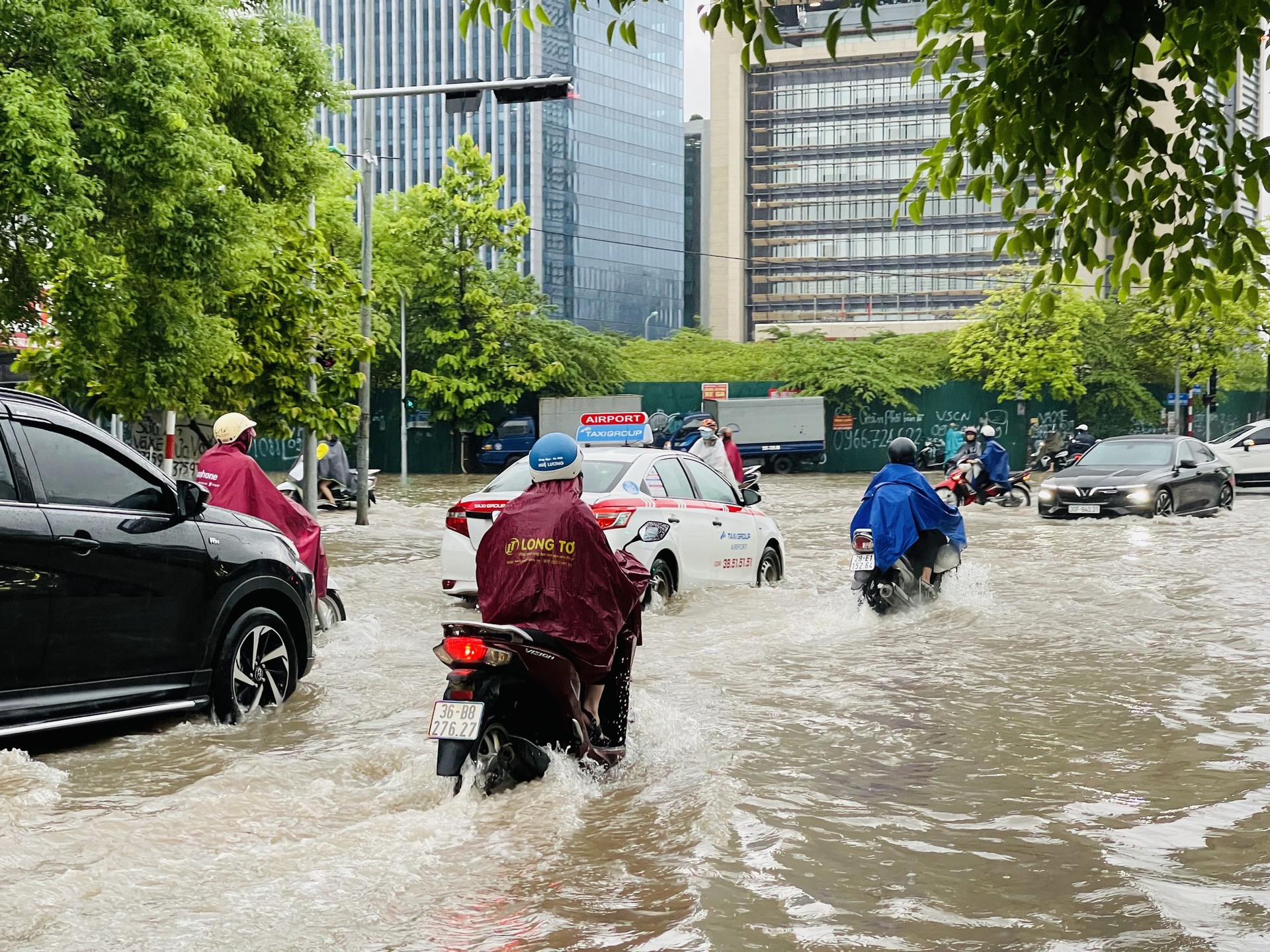 H&agrave; Nội: Nhiều tuyến phố ngập s&acirc;u, giao th&ocirc;ng &ugrave;n tắc, hỗn loạn - Ảnh 6.