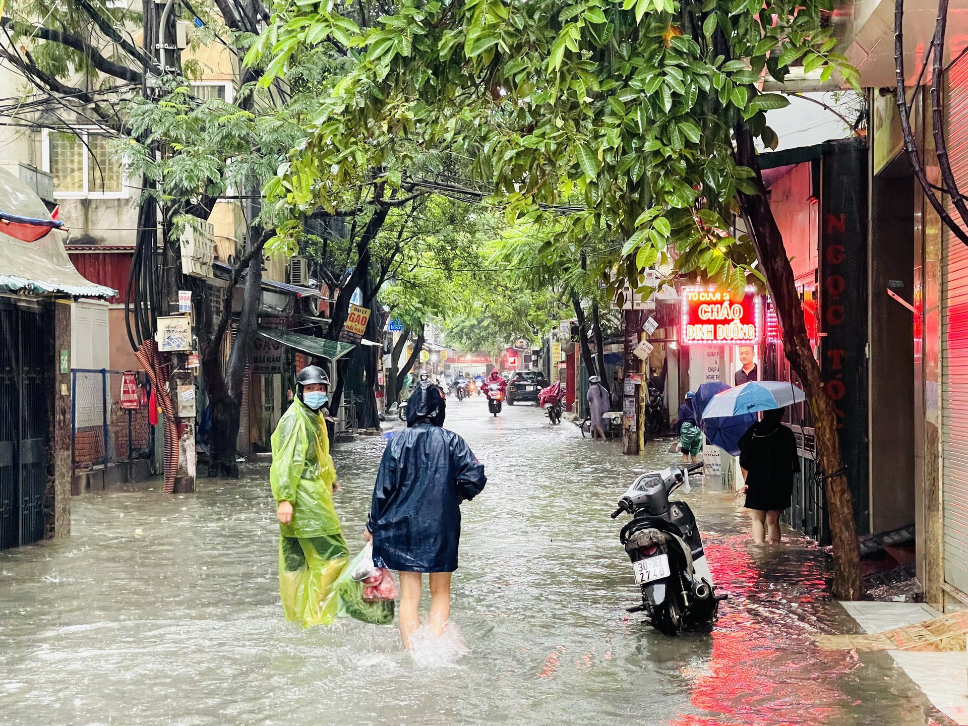 H&agrave; Nội: Nhiều tuyến phố ngập s&acirc;u, giao th&ocirc;ng &ugrave;n tắc, hỗn loạn - Ảnh 3.