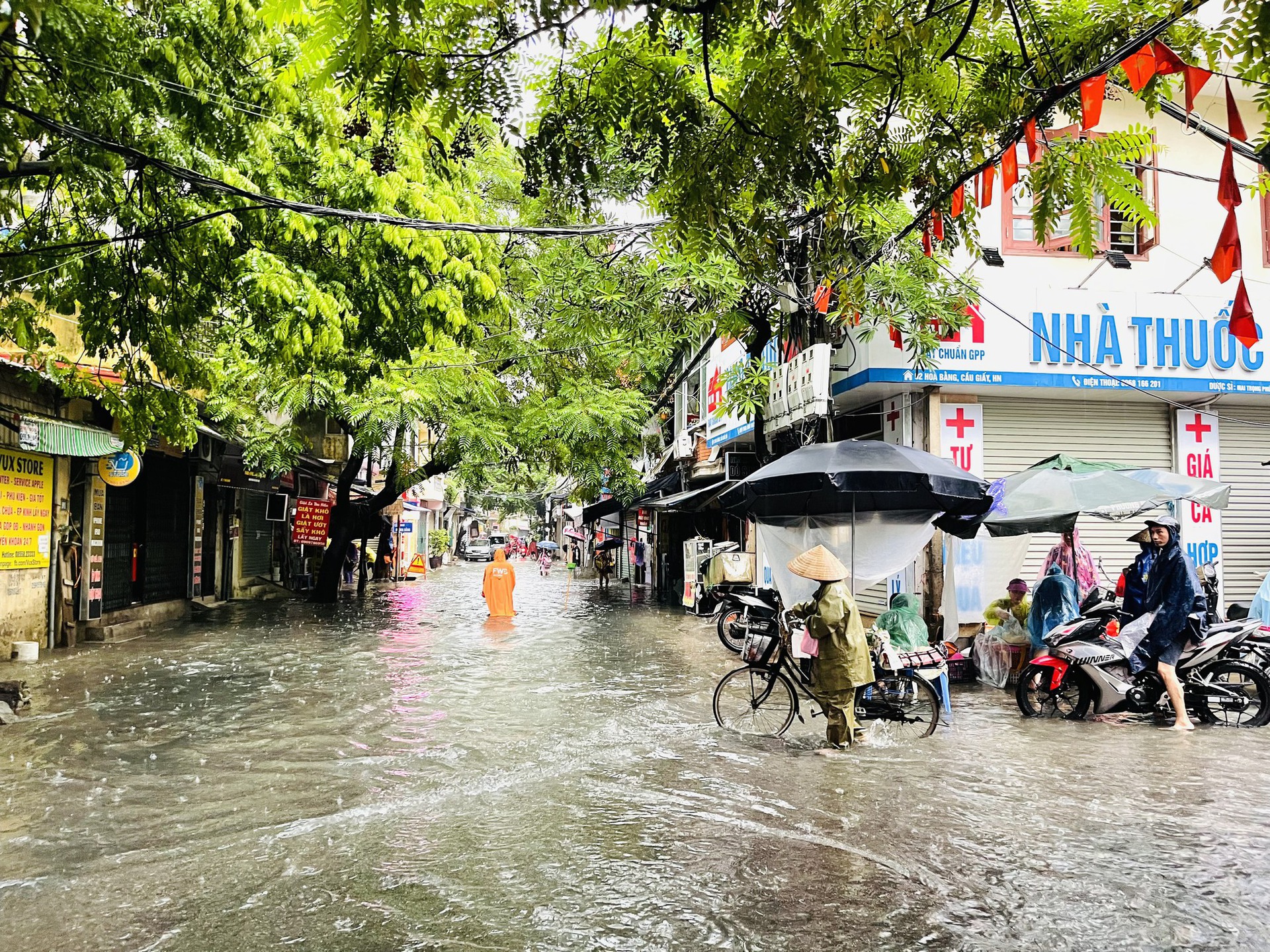 H&agrave; Nội: Nhiều tuyến phố ngập s&acirc;u, giao th&ocirc;ng &ugrave;n tắc, hỗn loạn - Ảnh 2.