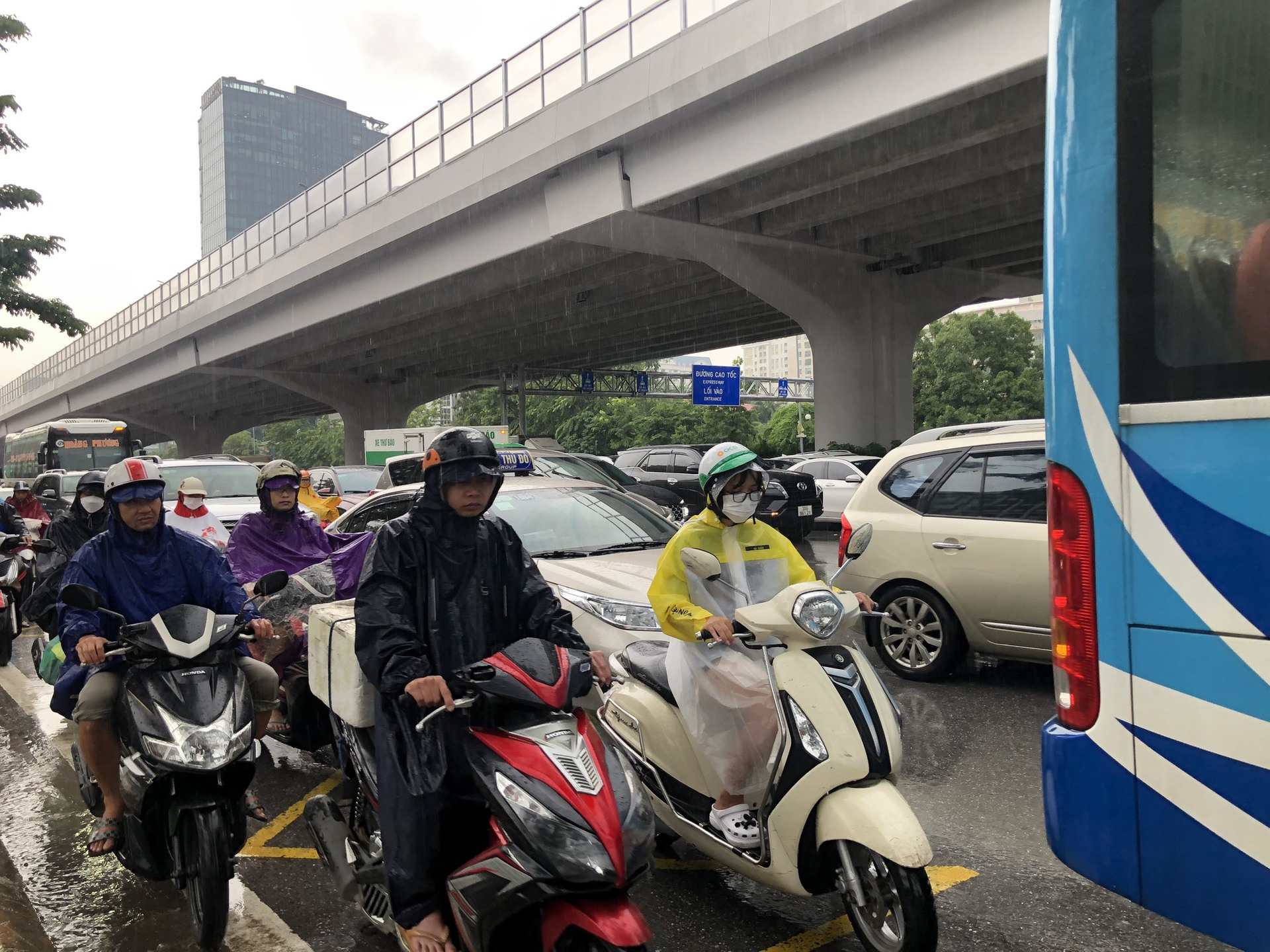 H&agrave; Nội: Nhiều tuyến phố ngập s&acirc;u, giao th&ocirc;ng &ugrave;n tắc, hỗn loạn - Ảnh 13.