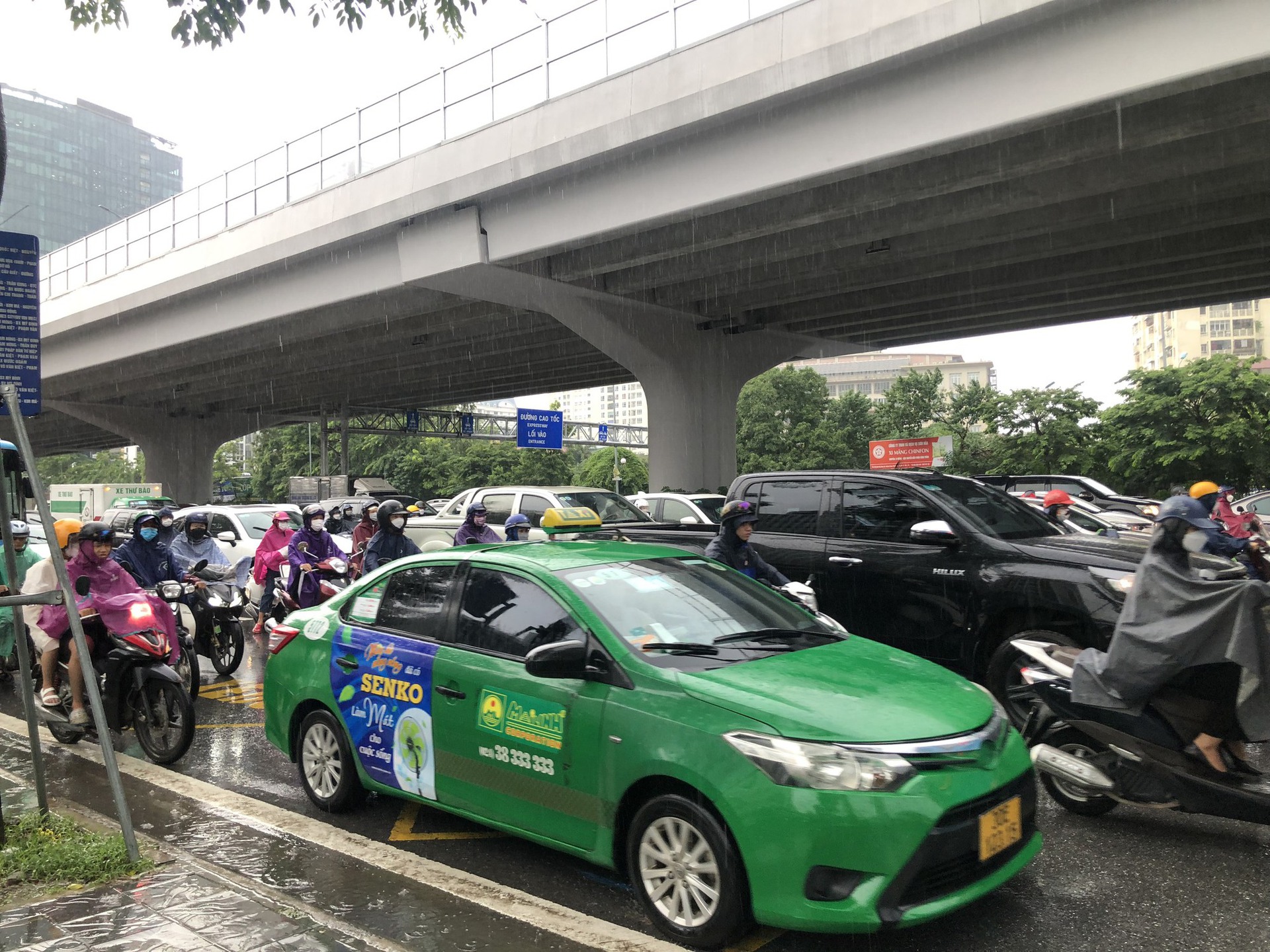 H&agrave; Nội: Nhiều tuyến phố ngập s&acirc;u, giao th&ocirc;ng &ugrave;n tắc, hỗn loạn - Ảnh 12.