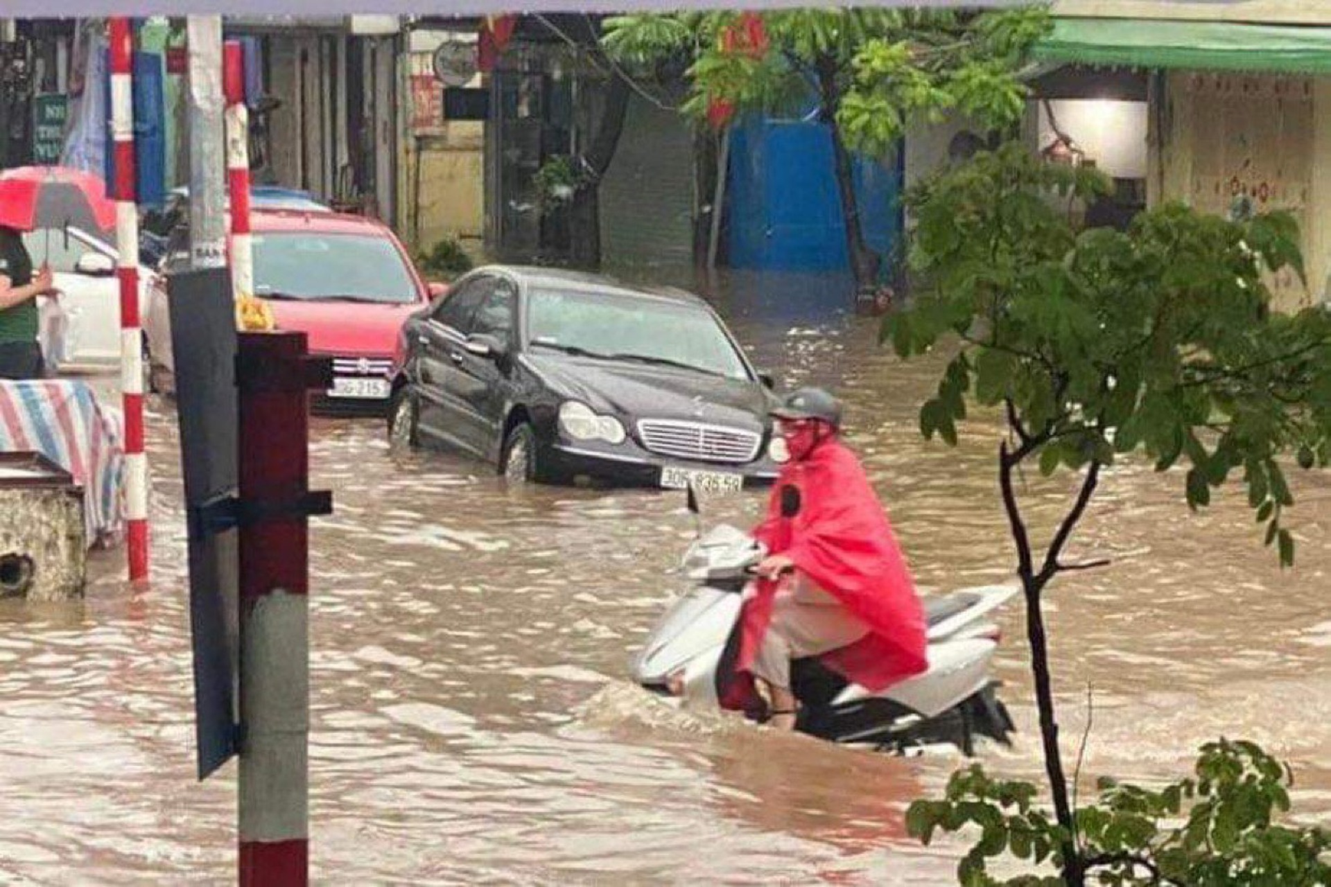H&agrave; Nội: Nhiều tuyến phố ngập s&acirc;u, giao th&ocirc;ng &ugrave;n tắc, hỗn loạn - Ảnh 22.