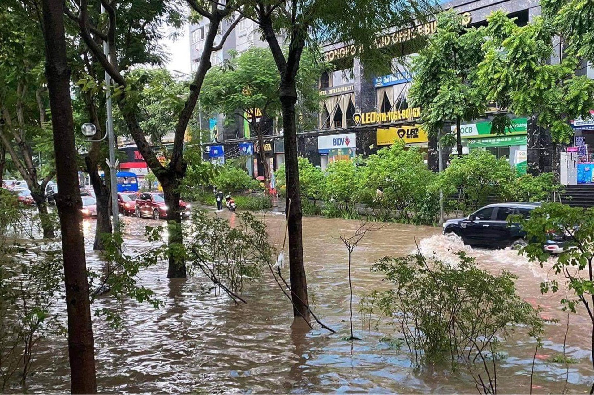 H&agrave; Nội: Nhiều tuyến phố ngập s&acirc;u, giao th&ocirc;ng &ugrave;n tắc, hỗn loạn - Ảnh 24.