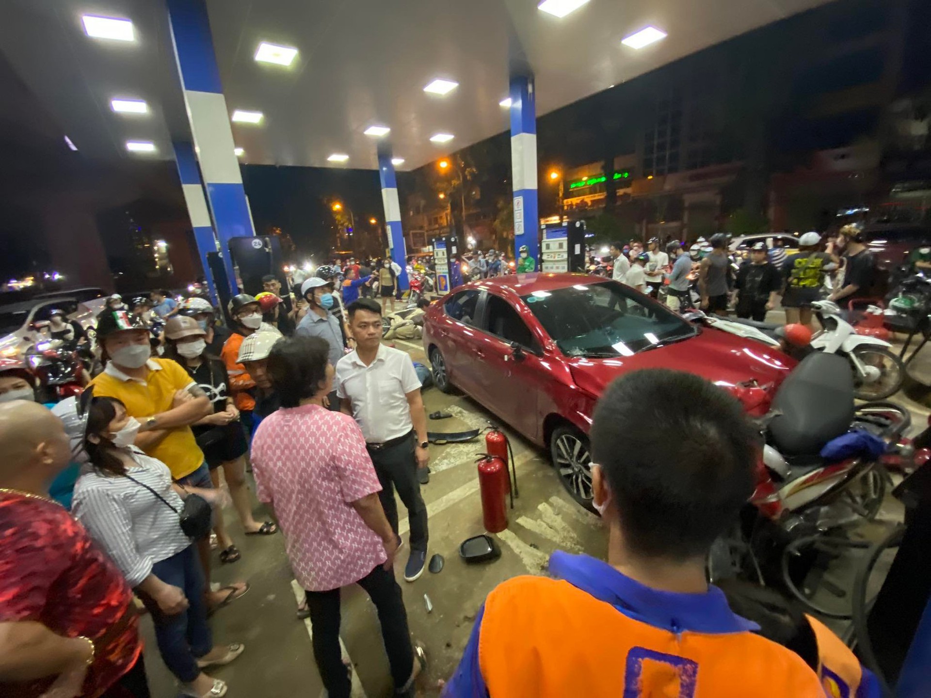 Xế hộp bất ngờ lao v&agrave;o c&acirc;y xăng t&ocirc;ng h&agrave;ng loạt xe m&aacute;y, người bị thương la liệt - Ảnh 4.