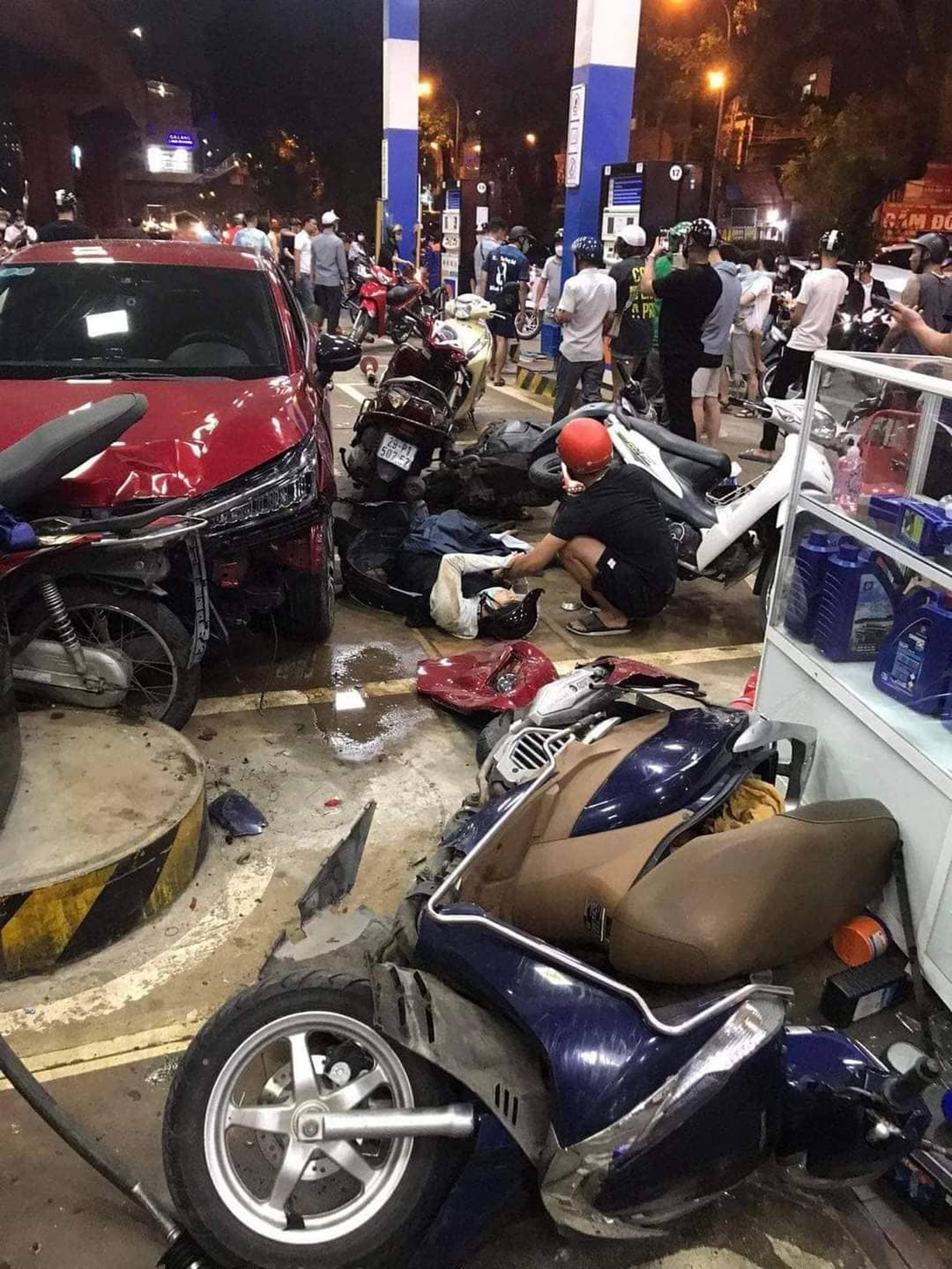 Xế hộp bất ngờ lao v&agrave;o c&acirc;y xăng t&ocirc;ng h&agrave;ng loạt xe m&aacute;y, người bị thương la liệt - Ảnh 7.