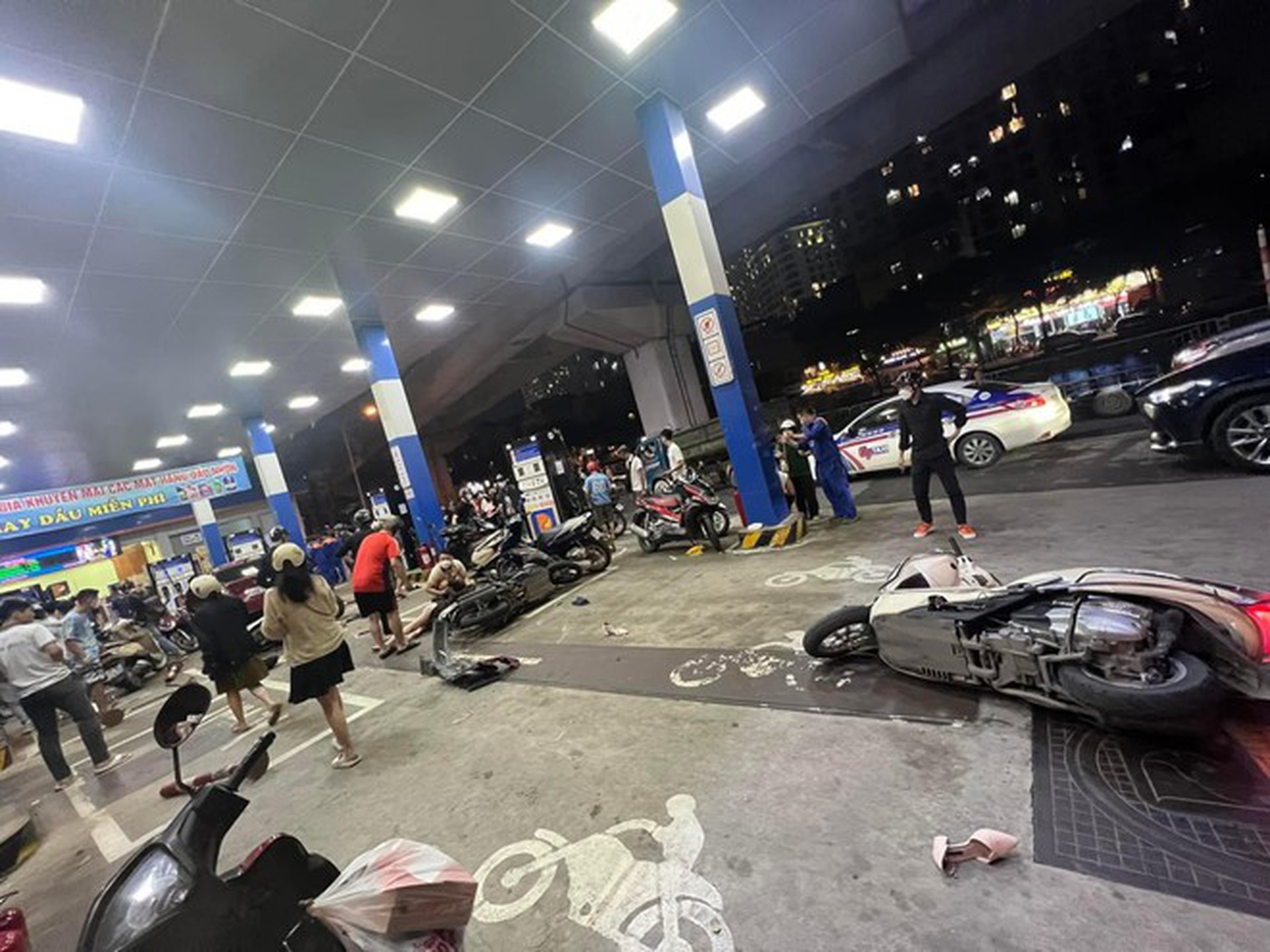 Xế hộp bất ngờ lao v&agrave;o c&acirc;y xăng t&ocirc;ng h&agrave;ng loạt xe m&aacute;y, người bị thương la liệt - Ảnh 1.