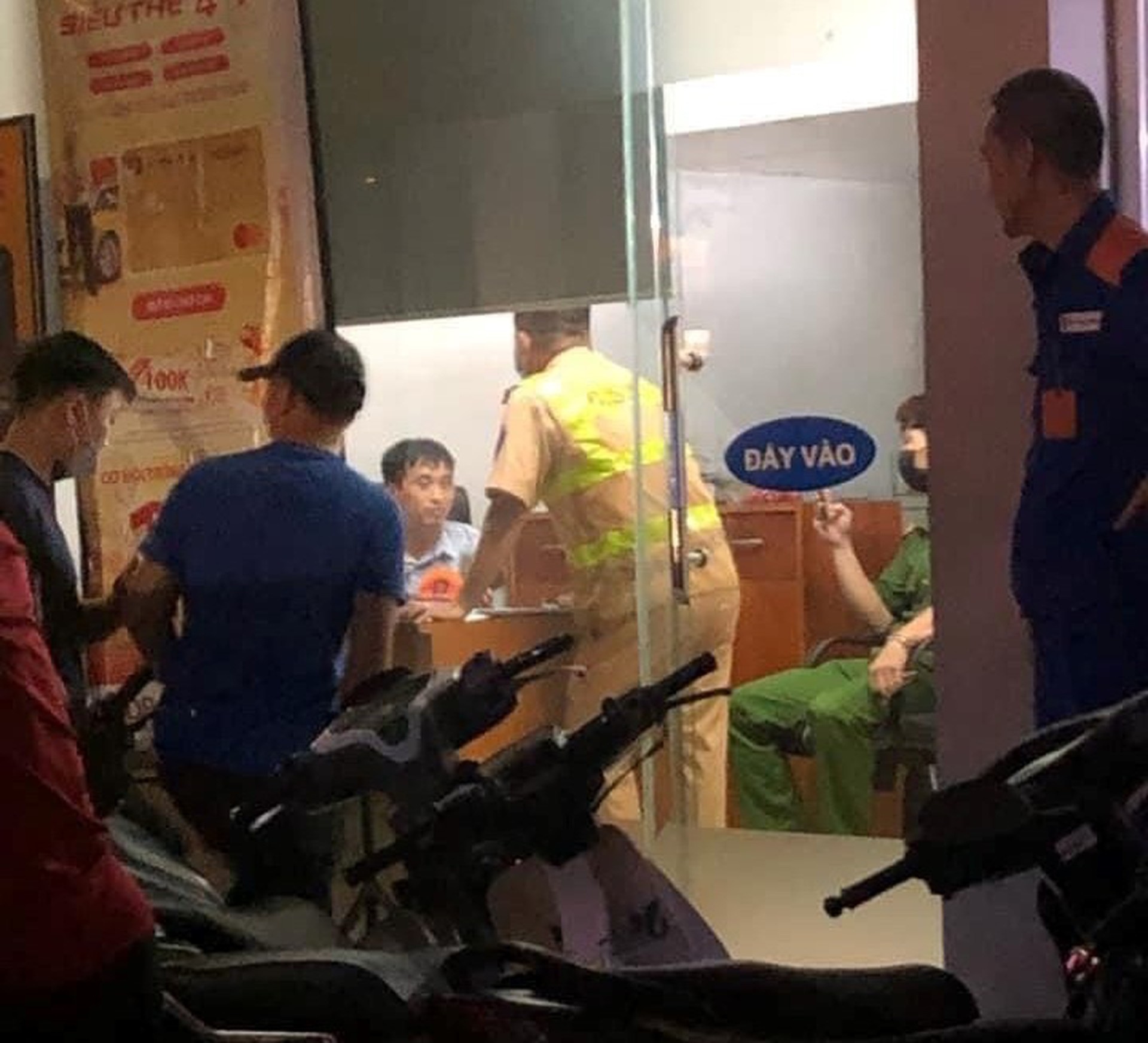 Xế hộp bất ngờ lao v&agrave;o c&acirc;y xăng t&ocirc;ng h&agrave;ng loạt xe m&aacute;y, người bị thương la liệt - Ảnh 11.