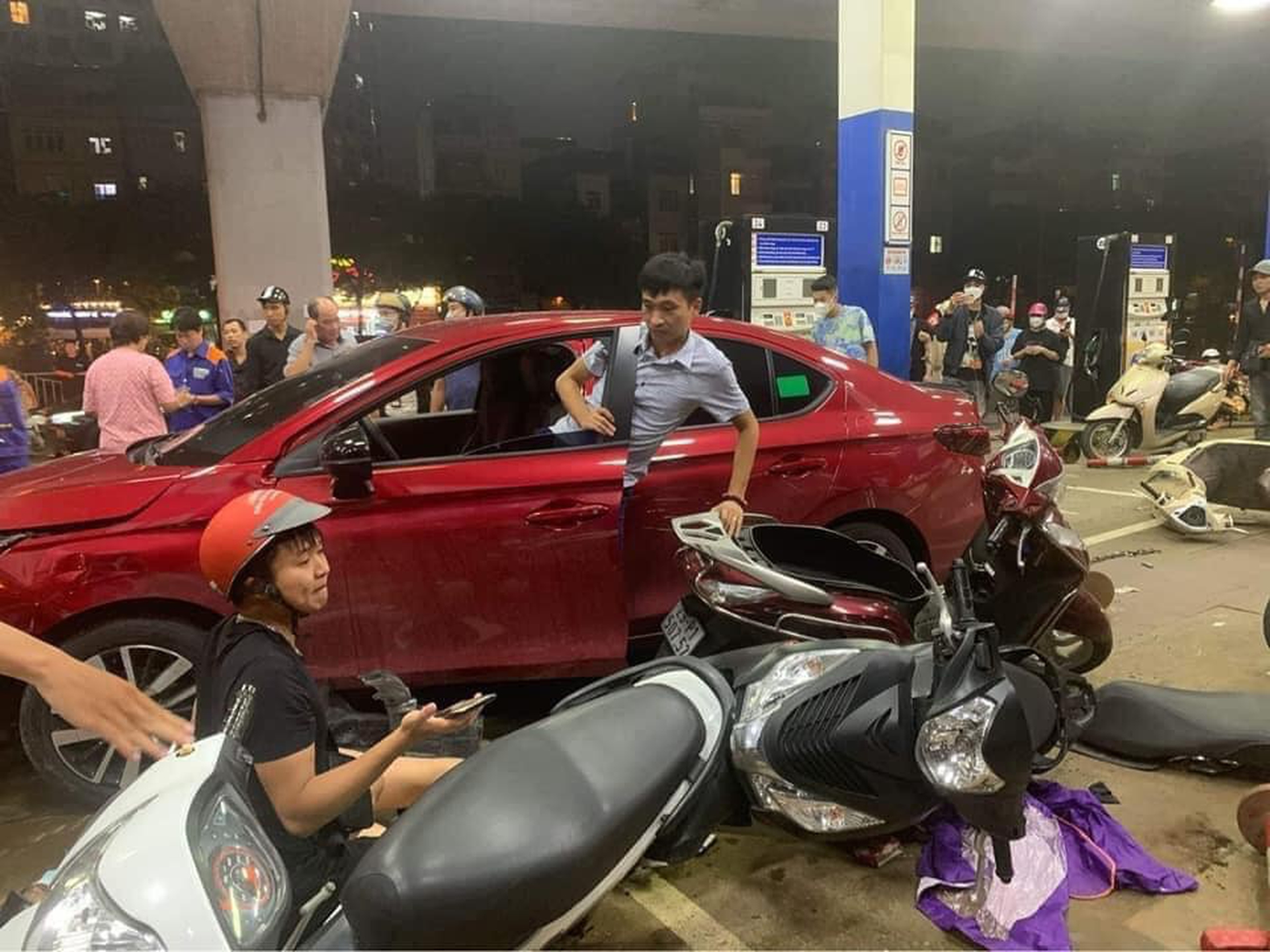 Xế hộp bất ngờ lao v&agrave;o c&acirc;y xăng t&ocirc;ng h&agrave;ng loạt xe m&aacute;y, người bị thương la liệt - Ảnh 9.