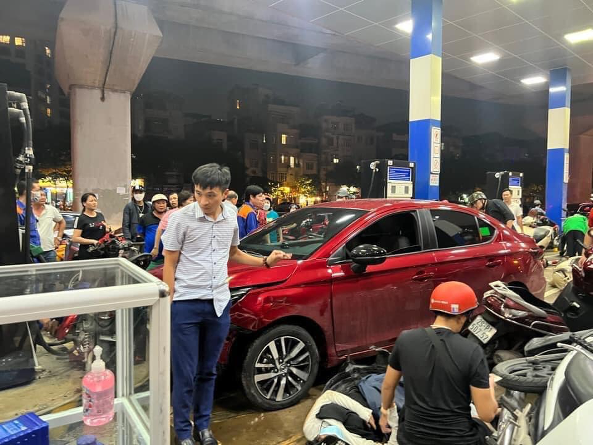 Xế hộp bất ngờ lao v&agrave;o c&acirc;y xăng t&ocirc;ng h&agrave;ng loạt xe m&aacute;y, người bị thương la liệt - Ảnh 10.