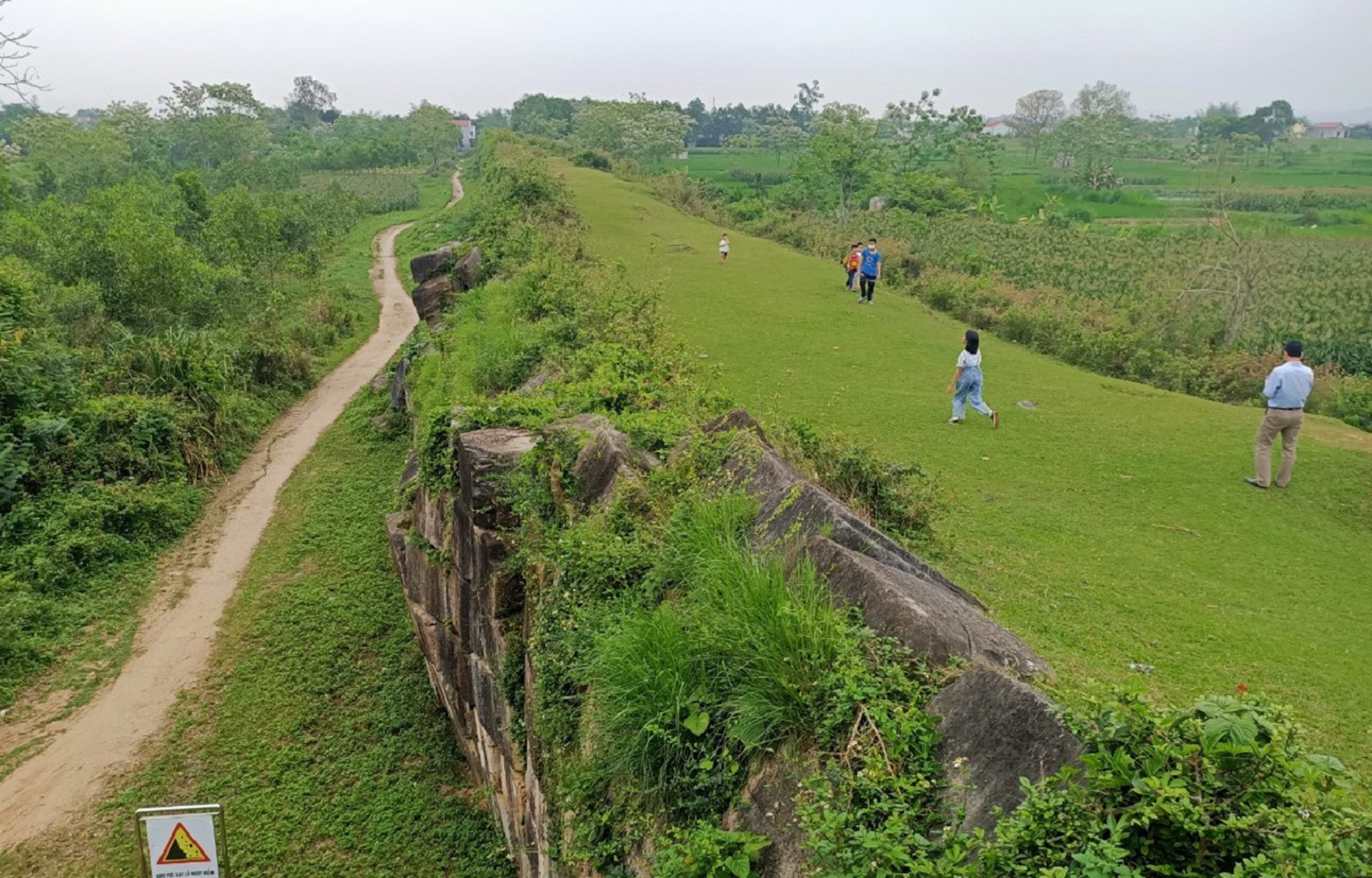 Ngỡ ng&agrave;ng trước cảnh thanh b&igrave;nh ở di sản Th&agrave;nh nh&agrave; Hồ - Ảnh 4.