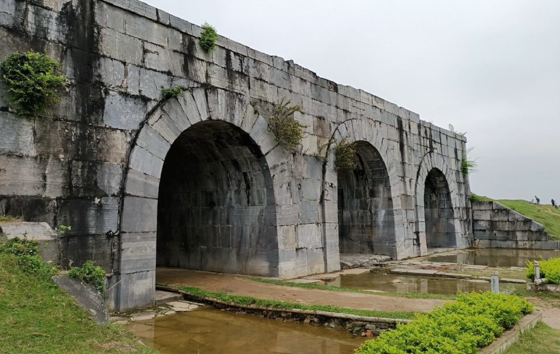 Ngỡ ng&agrave;ng trước cảnh thanh b&igrave;nh ở di sản Th&agrave;nh nh&agrave; Hồ - Ảnh 1.