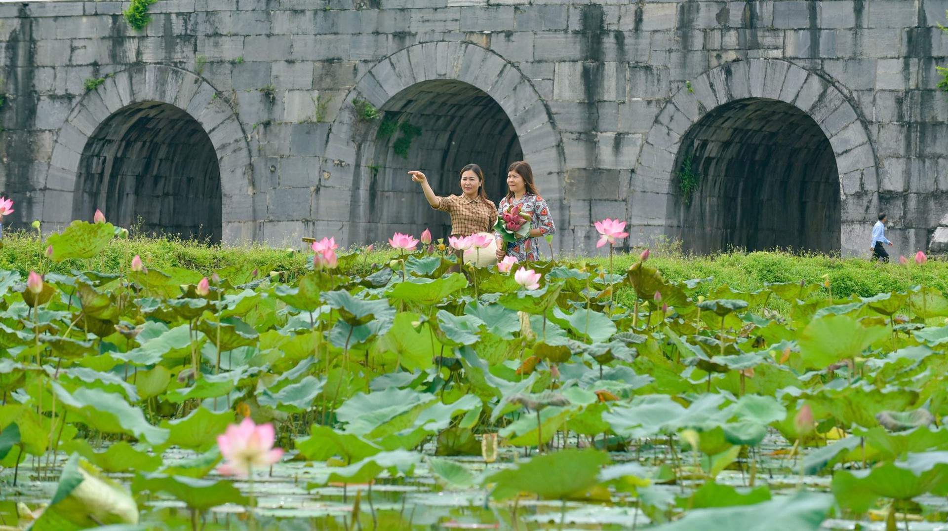 Ngỡ ng&agrave;ng trước cảnh thanh b&igrave;nh ở di sản Th&agrave;nh nh&agrave; Hồ - Ảnh 3.