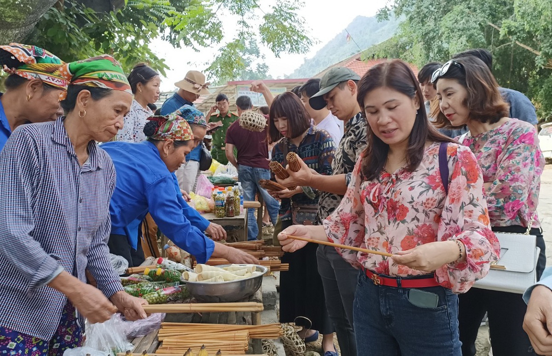 Ngắm th&aacute;c nước đẹp như tranh vẽ ở xứ Thanh l&ecirc;n tem Việt - Ảnh 9.