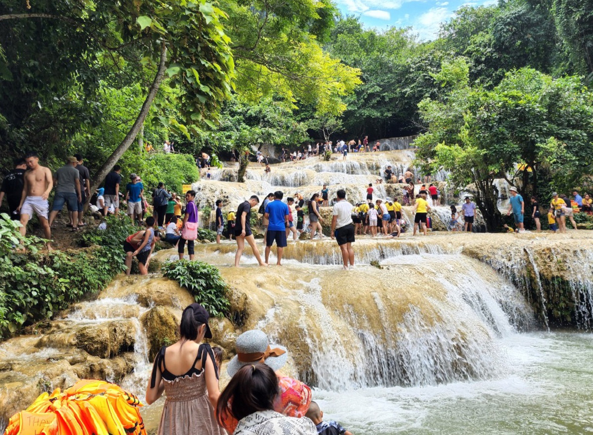 Ngắm th&aacute;c nước đẹp như tranh vẽ ở xứ Thanh l&ecirc;n tem Việt - Ảnh 2.