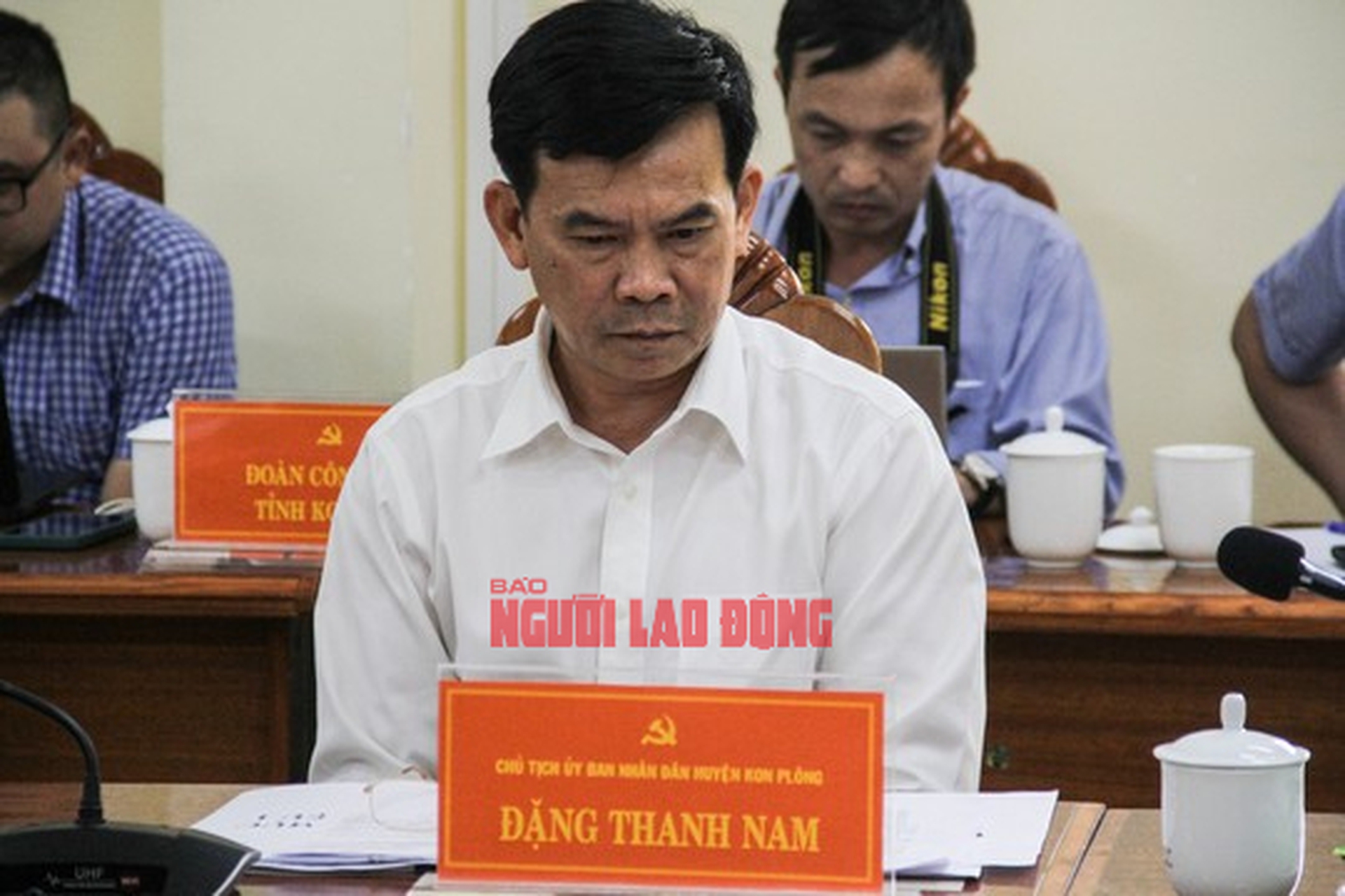T&acirc;n chủ tịch huyện k&yacute; quyết định cho cựu chủ tịch huyện nghỉ hưu trước tuổi - Ảnh 1.