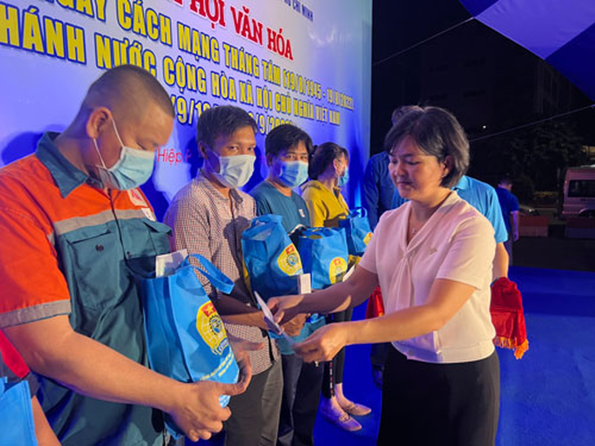 Tiếp sức c&ocirc;ng nh&acirc;n kh&oacute; khăn - Ảnh 1.