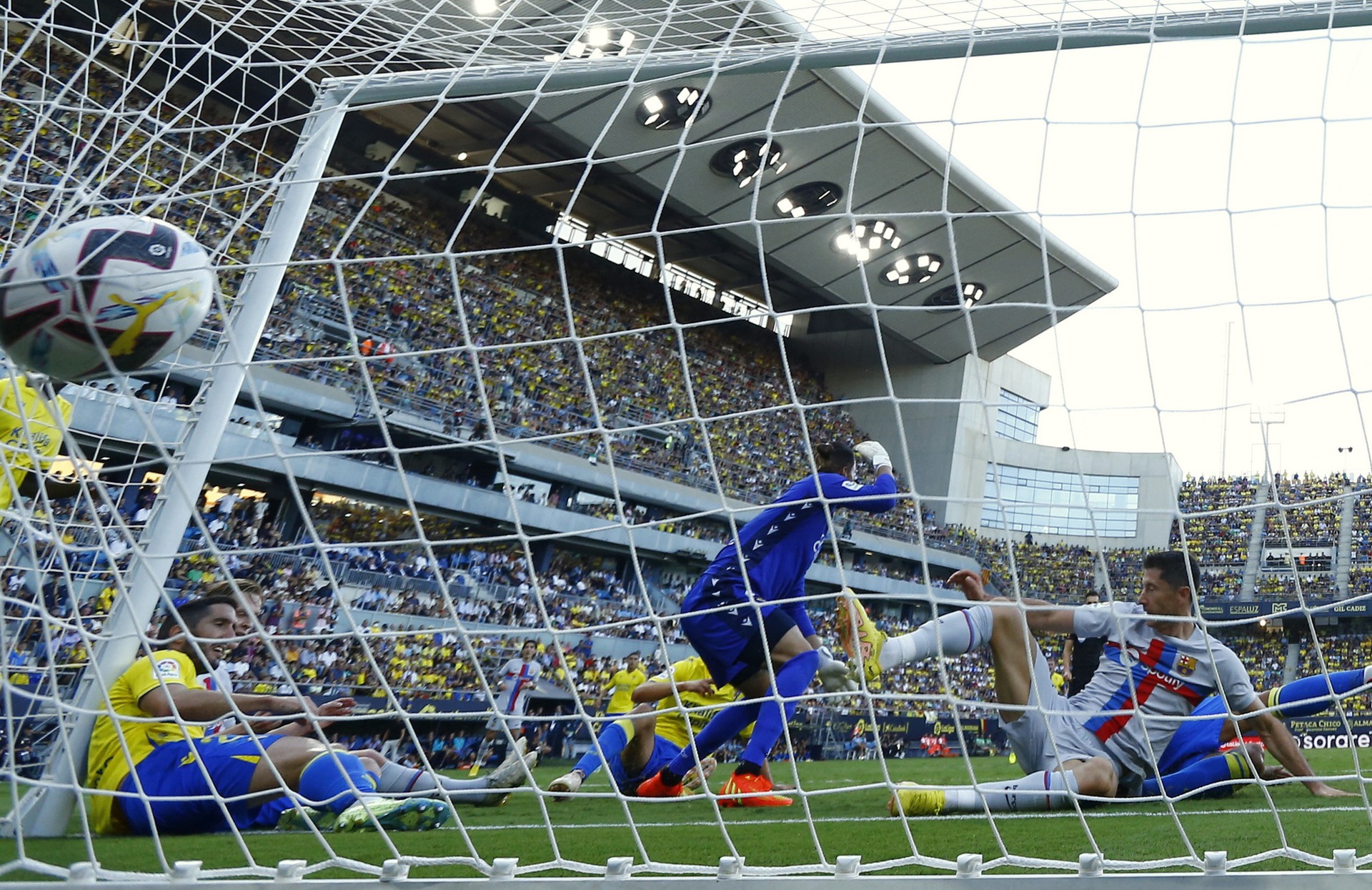 Hiệp hai b&ugrave;ng nổ, Barcelona hạ Cadiz 4-0 l&ecirc;n ng&ocirc;i đầu La Liga - Ảnh 4.