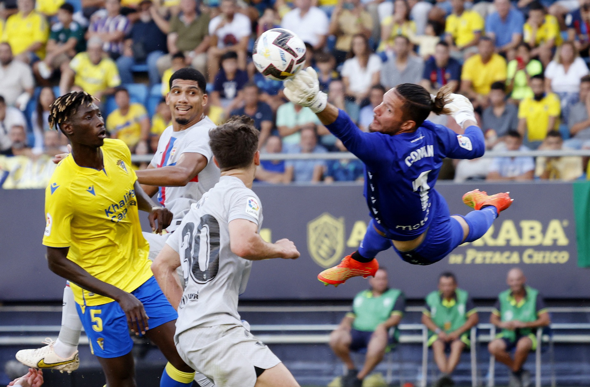 Hiệp hai b&ugrave;ng nổ, Barcelona hạ Cadiz 4-0 l&ecirc;n ng&ocirc;i đầu La Liga - Ảnh 2.