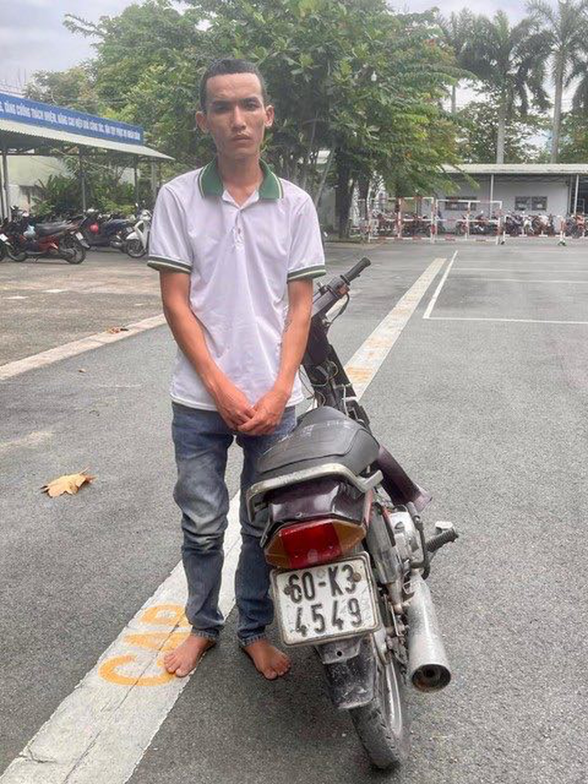 Đang lấy lời khai kẻ cướp c&oacute; s&uacute;ng ở quận 12 - Ảnh 1.