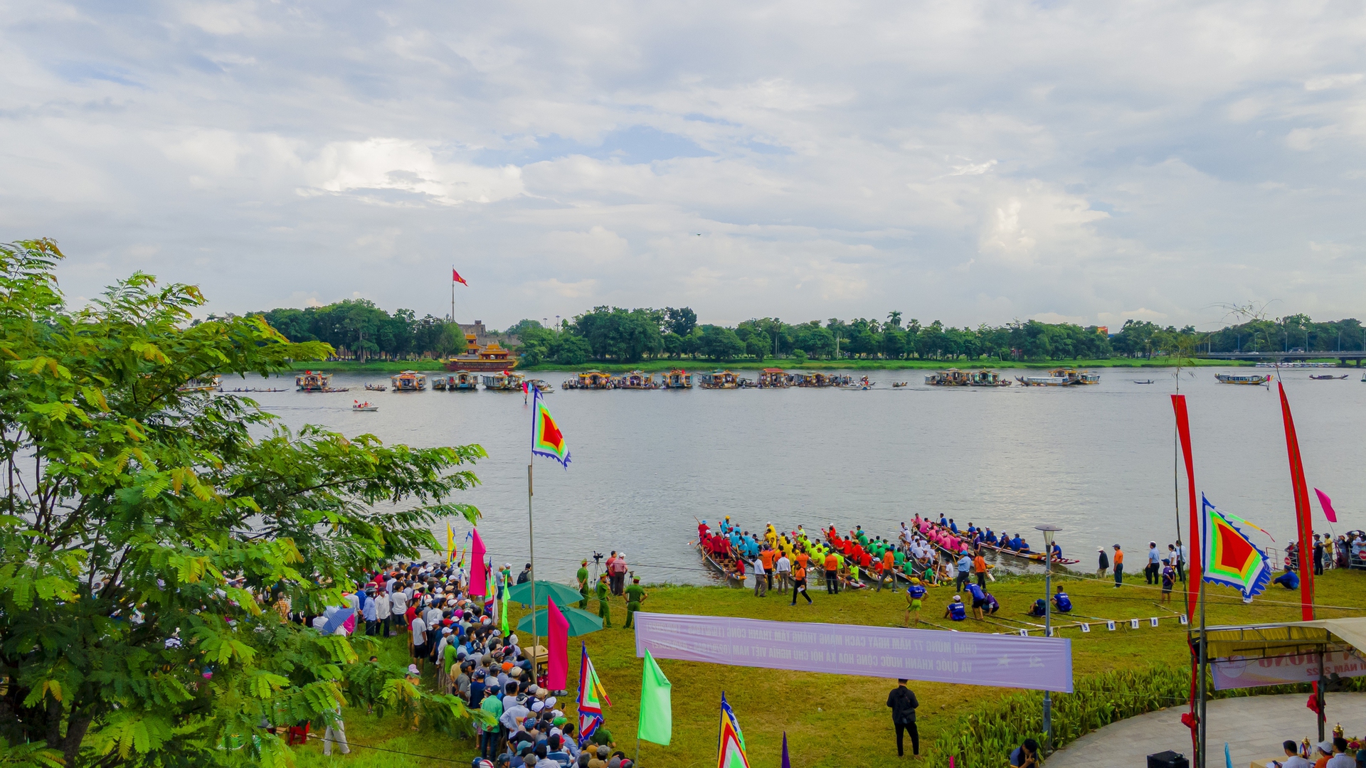 Ng&agrave;y s&ocirc;i động tr&ecirc;n s&ocirc;ng Hương - Ảnh 6.