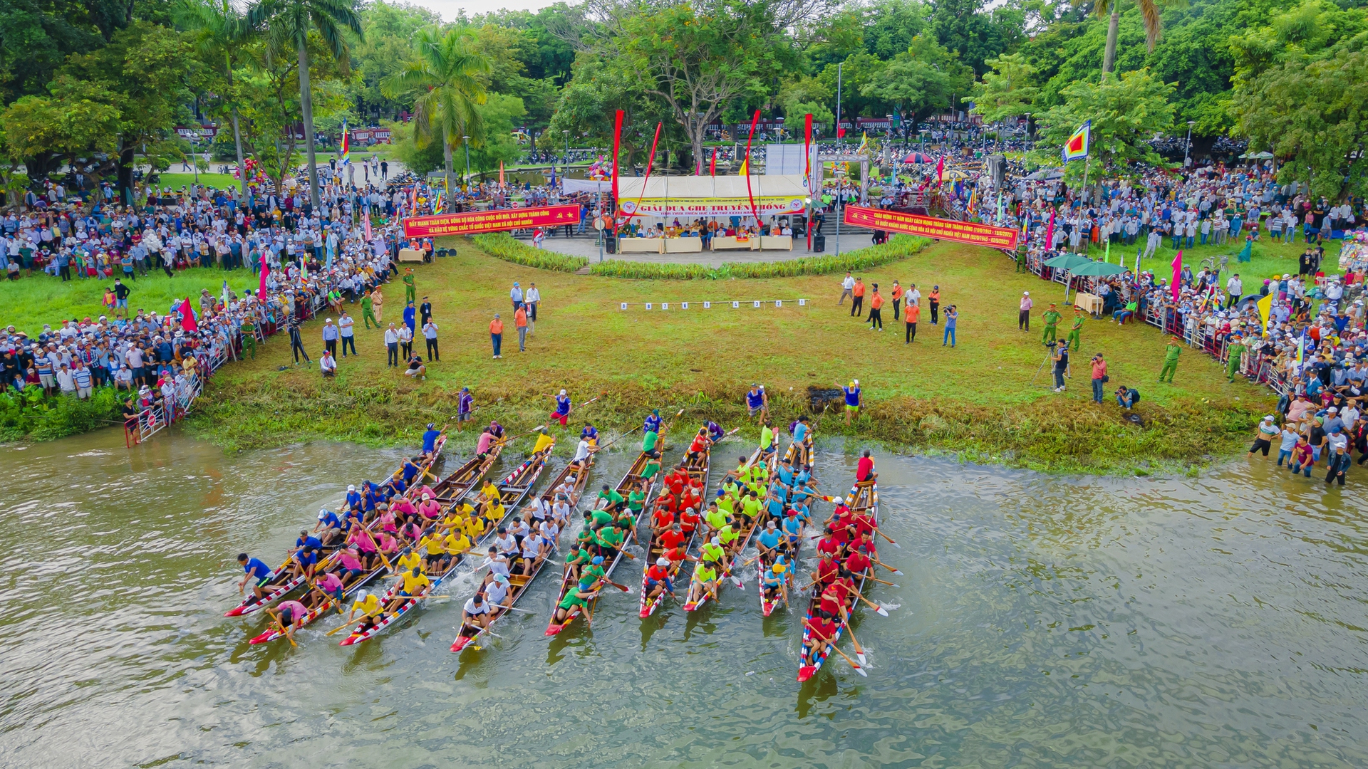 Ng&agrave;y s&ocirc;i động tr&ecirc;n s&ocirc;ng Hương - Ảnh 5.