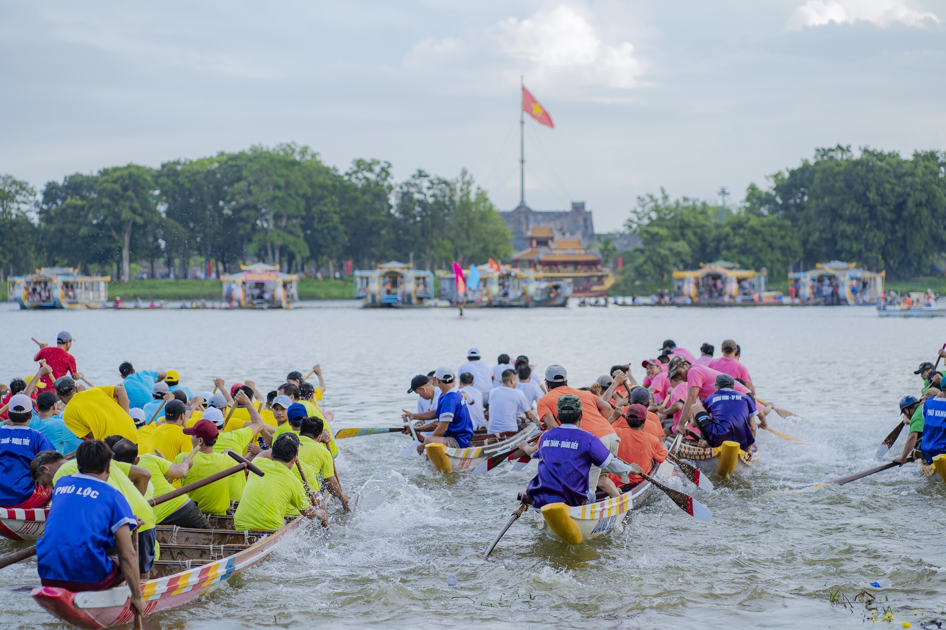 Ng&agrave;y s&ocirc;i động tr&ecirc;n s&ocirc;ng Hương - Ảnh 1.