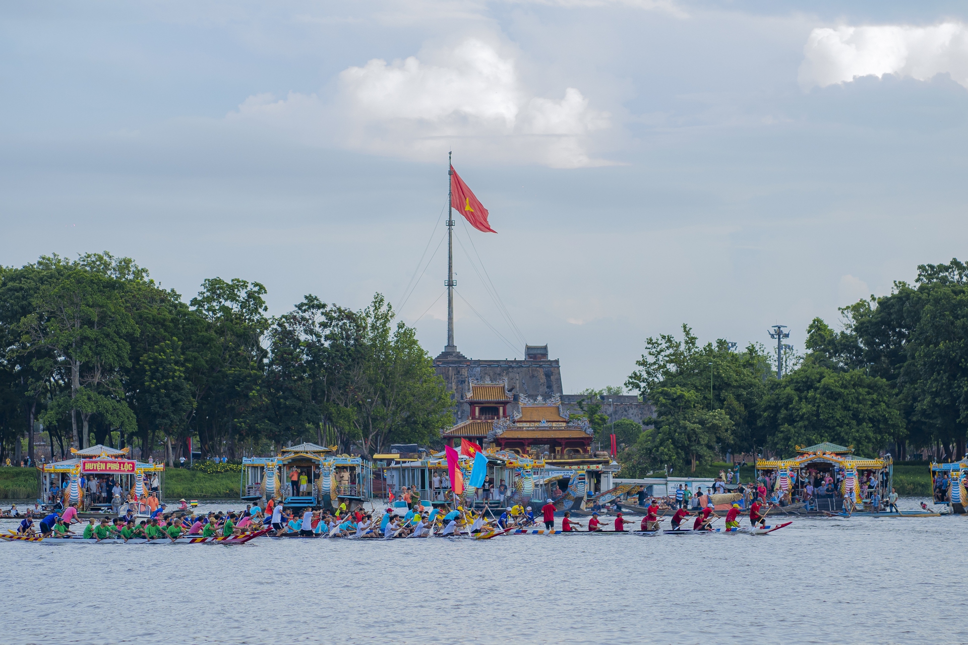 Ng&agrave;y s&ocirc;i động tr&ecirc;n s&ocirc;ng Hương - Ảnh 7.