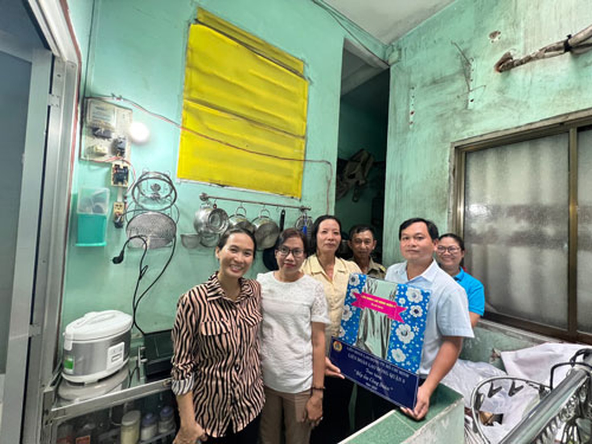 Tặng bếp ấm cho đo&agrave;n vi&ecirc;n kh&oacute; khăn - Ảnh 1.