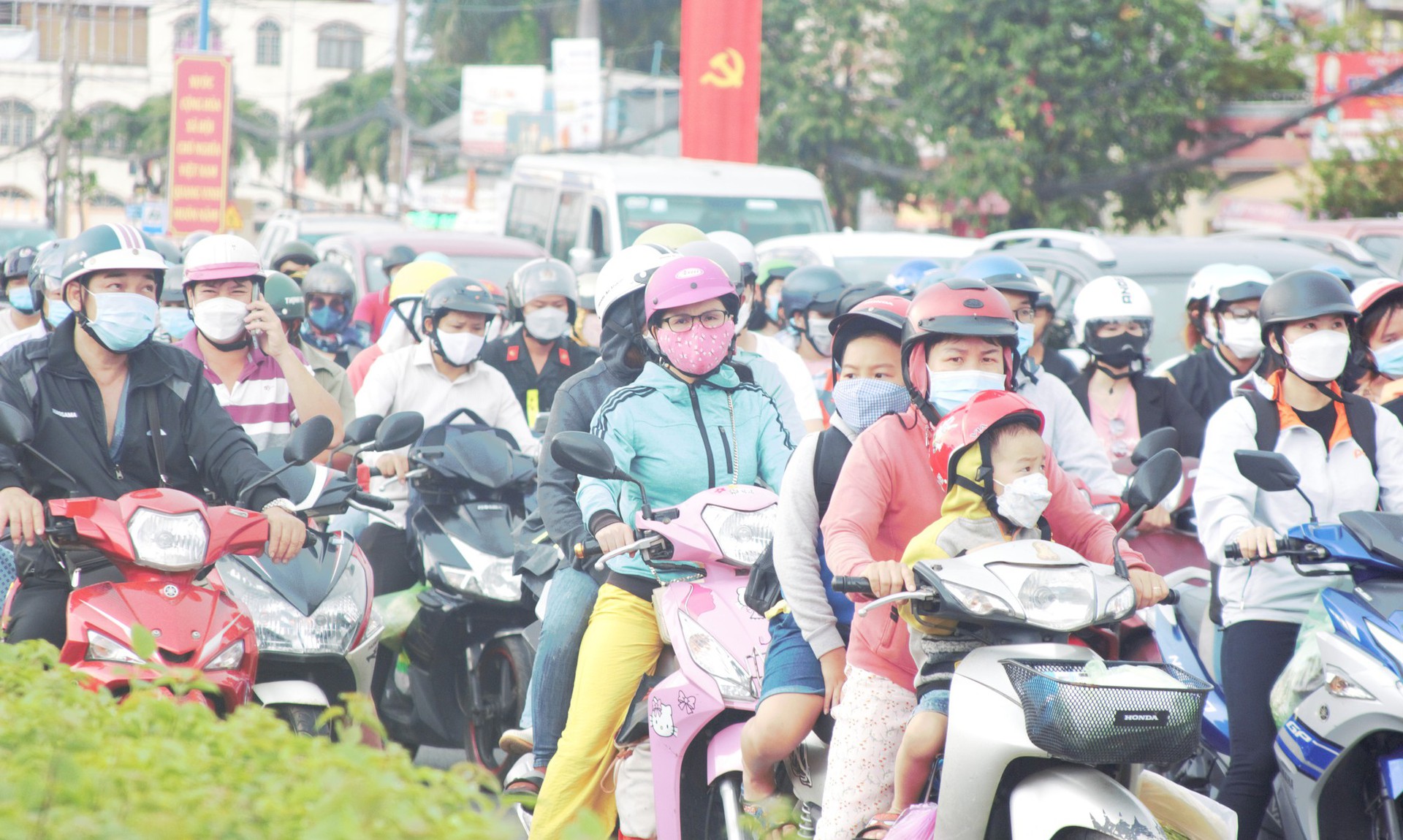 H&igrave;nh ảnh d&ograve;ng người trở lại B&igrave;nh Dương sau kỳ nghỉ lễ - Ảnh 2.