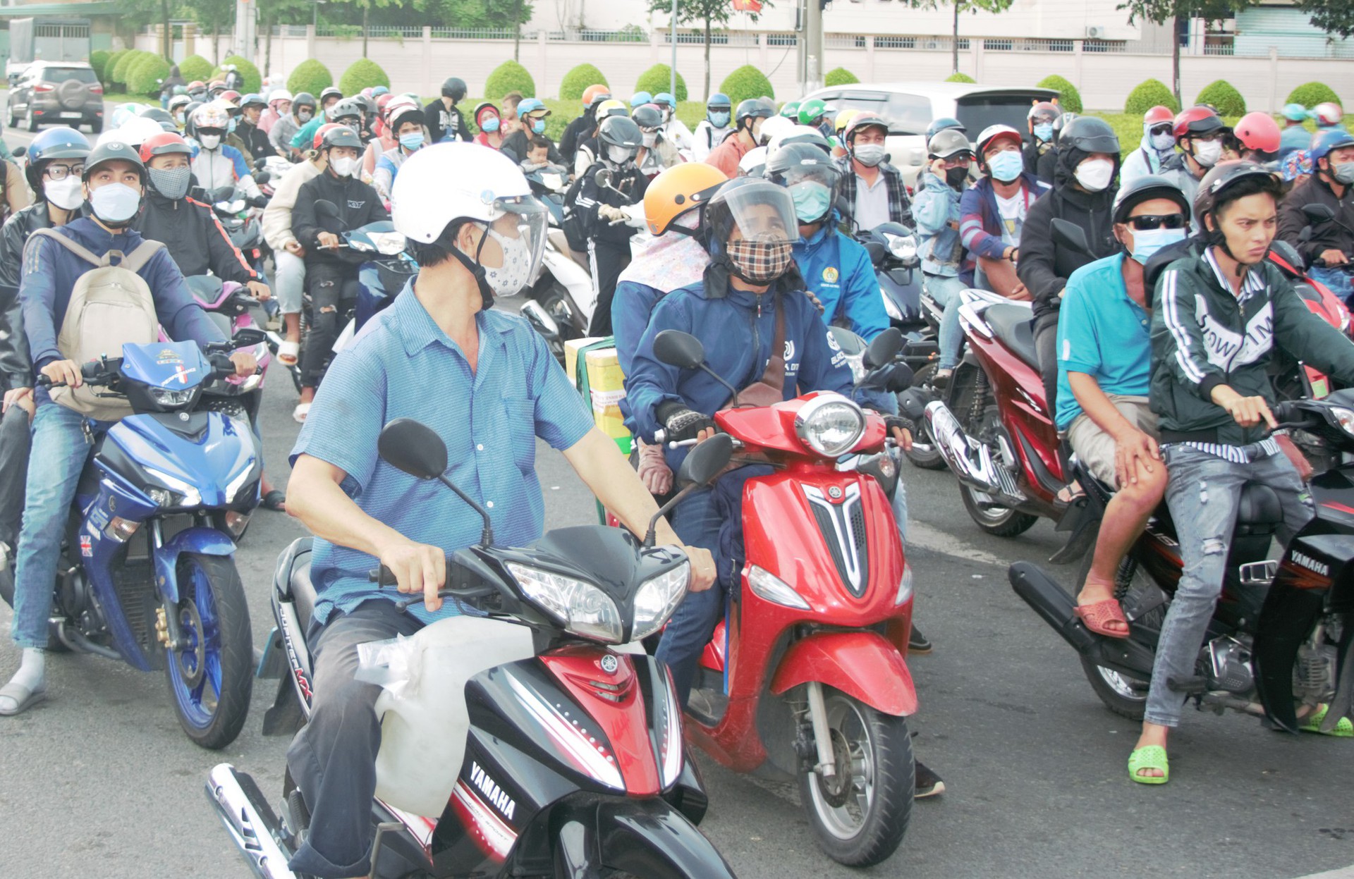 H&igrave;nh ảnh d&ograve;ng người trở lại B&igrave;nh Dương sau kỳ nghỉ lễ - Ảnh 3.