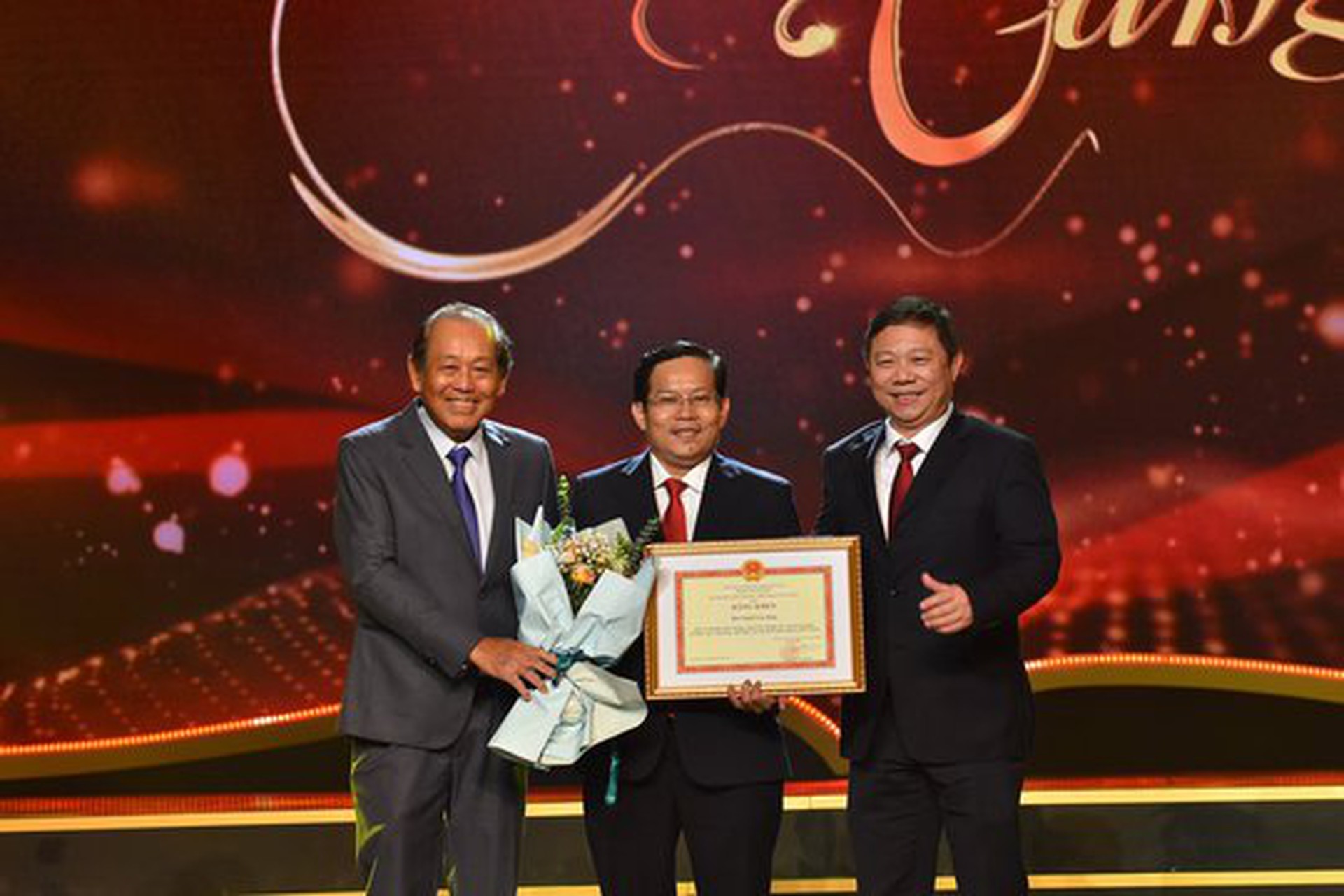 Bộ Văn h&oacute;a, Thể thao v&agrave; Du lịch tặng bằng khen cho chương tr&igrave;nh Mai V&agrave;ng nh&acirc;n &aacute;i - Ảnh 1.