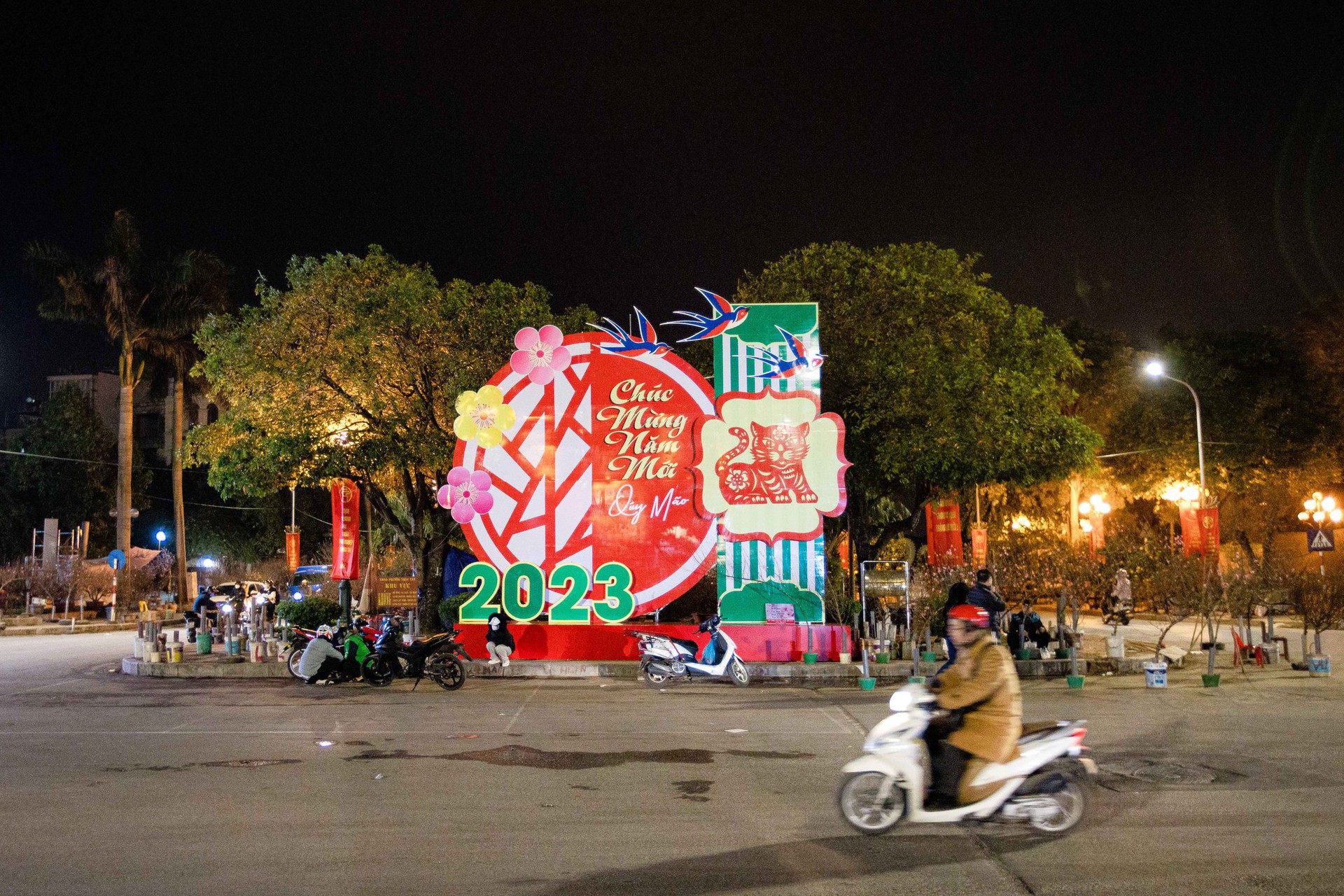 Người d&acirc;n dựng lều trắng đ&ecirc;m tr&ocirc;ng đ&agrave;o, quất - Ảnh 1.