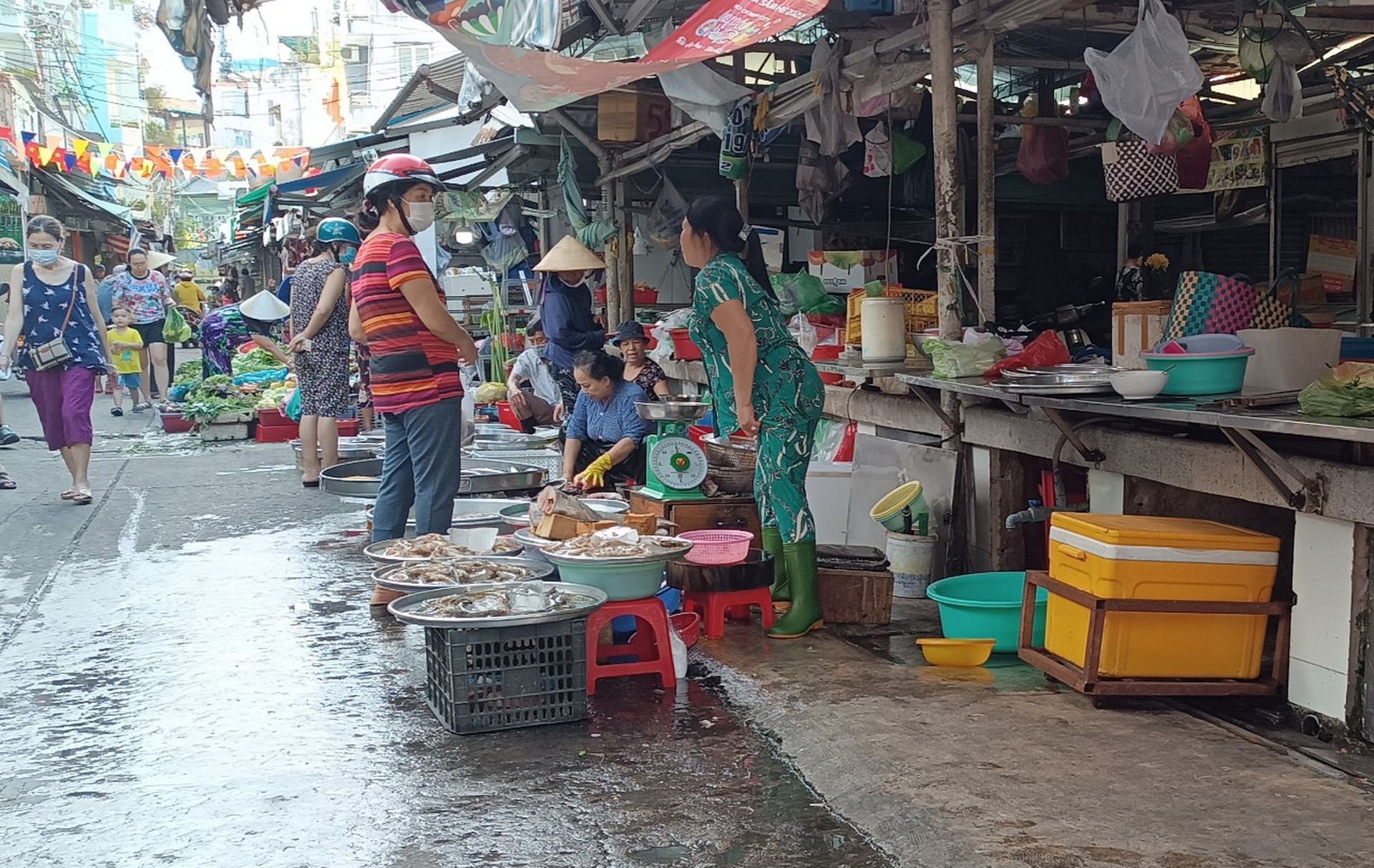Rau xanh, c&aacute;, t&ocirc;m đắt h&agrave;ng v&igrave; chống ng&aacute;n ng&agrave;y Tết - Ảnh 2.