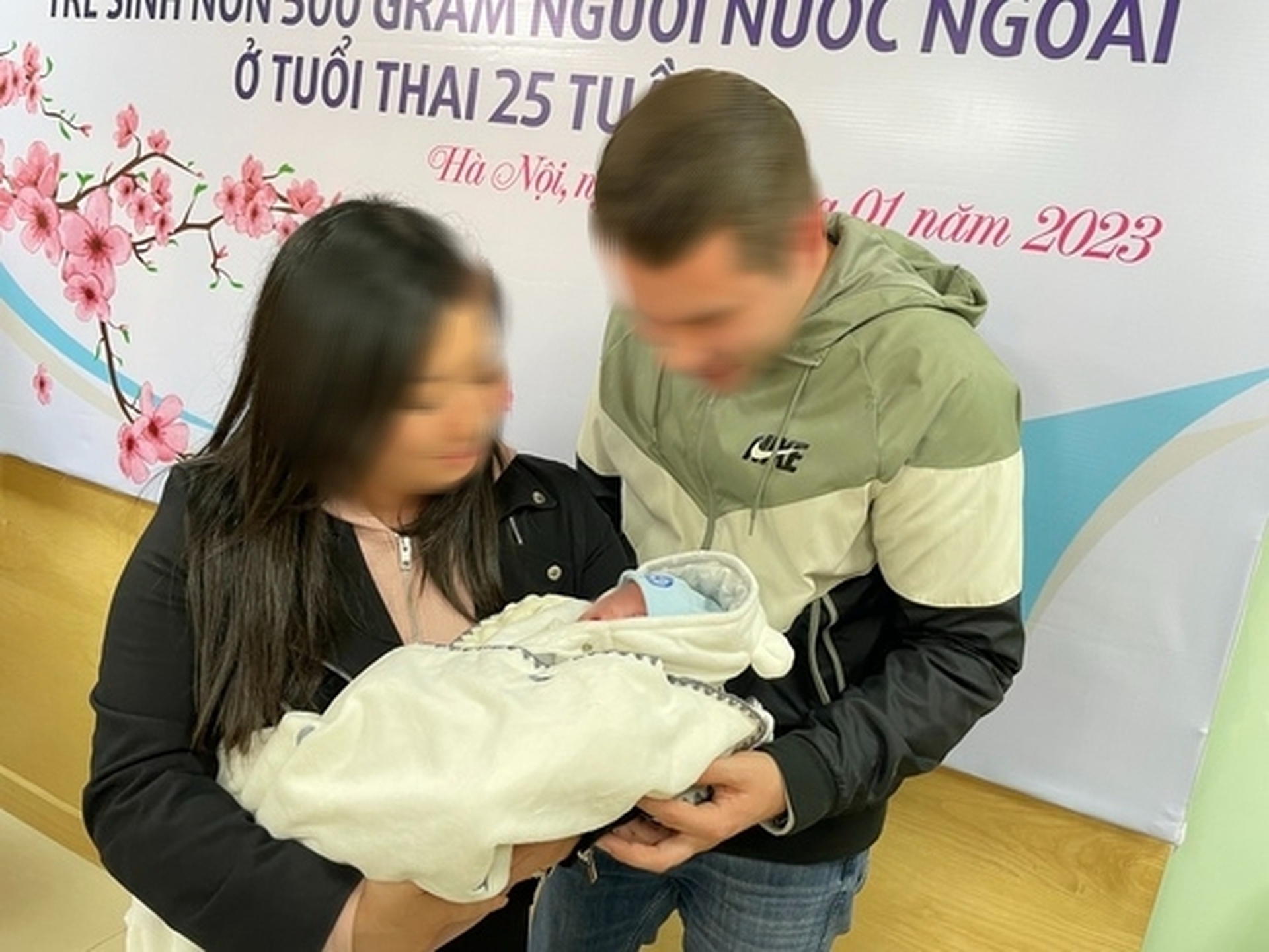 B&eacute; trai người nước ngo&agrave;i sinh non nặng 500 gr được nu&ocirc;i dưỡng th&agrave;nh c&ocirc;ng - Ảnh 1.