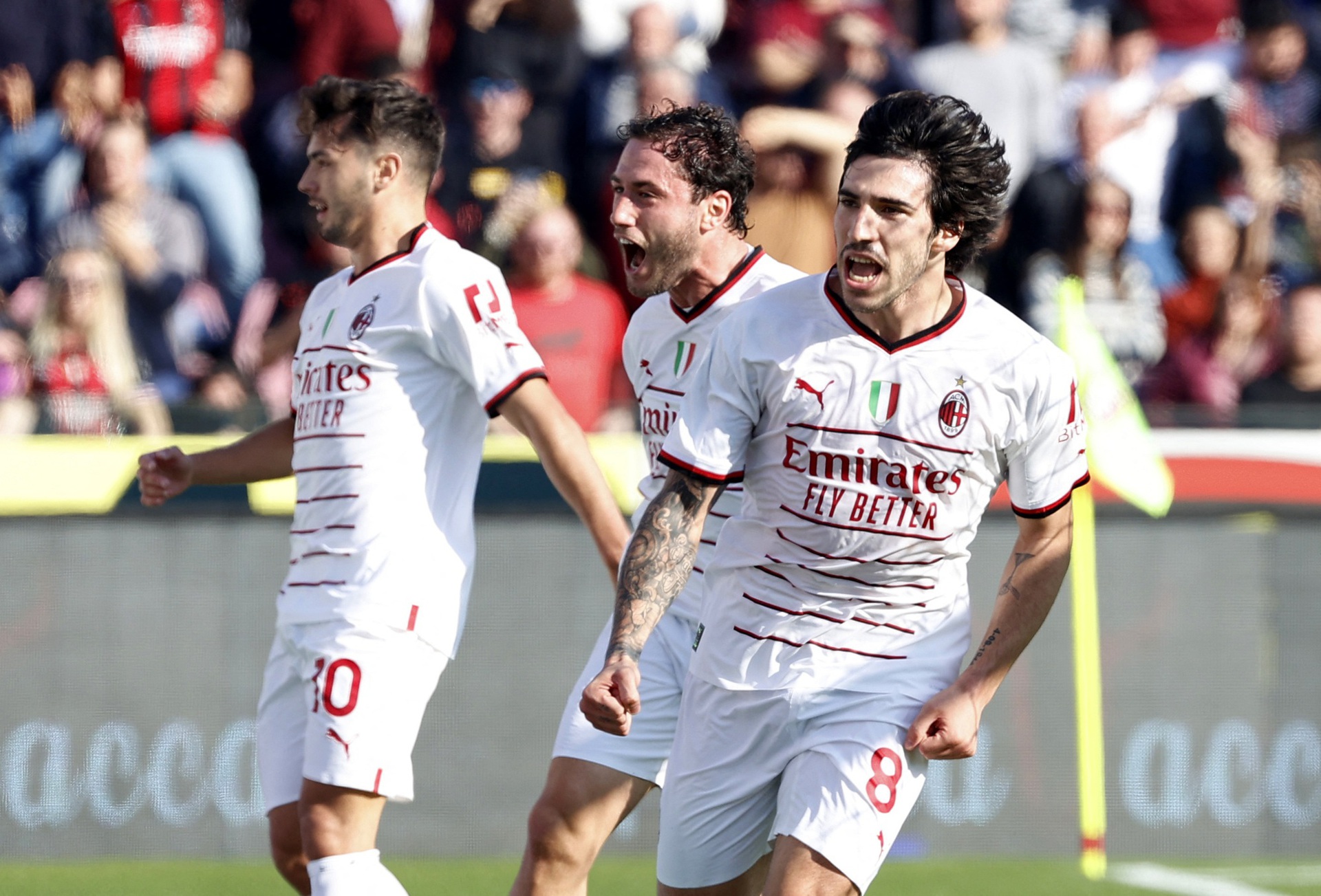 Napoli đứt mạch bất bại, AC Milan v&agrave; Juventus hưởng lợi - Ảnh 6.