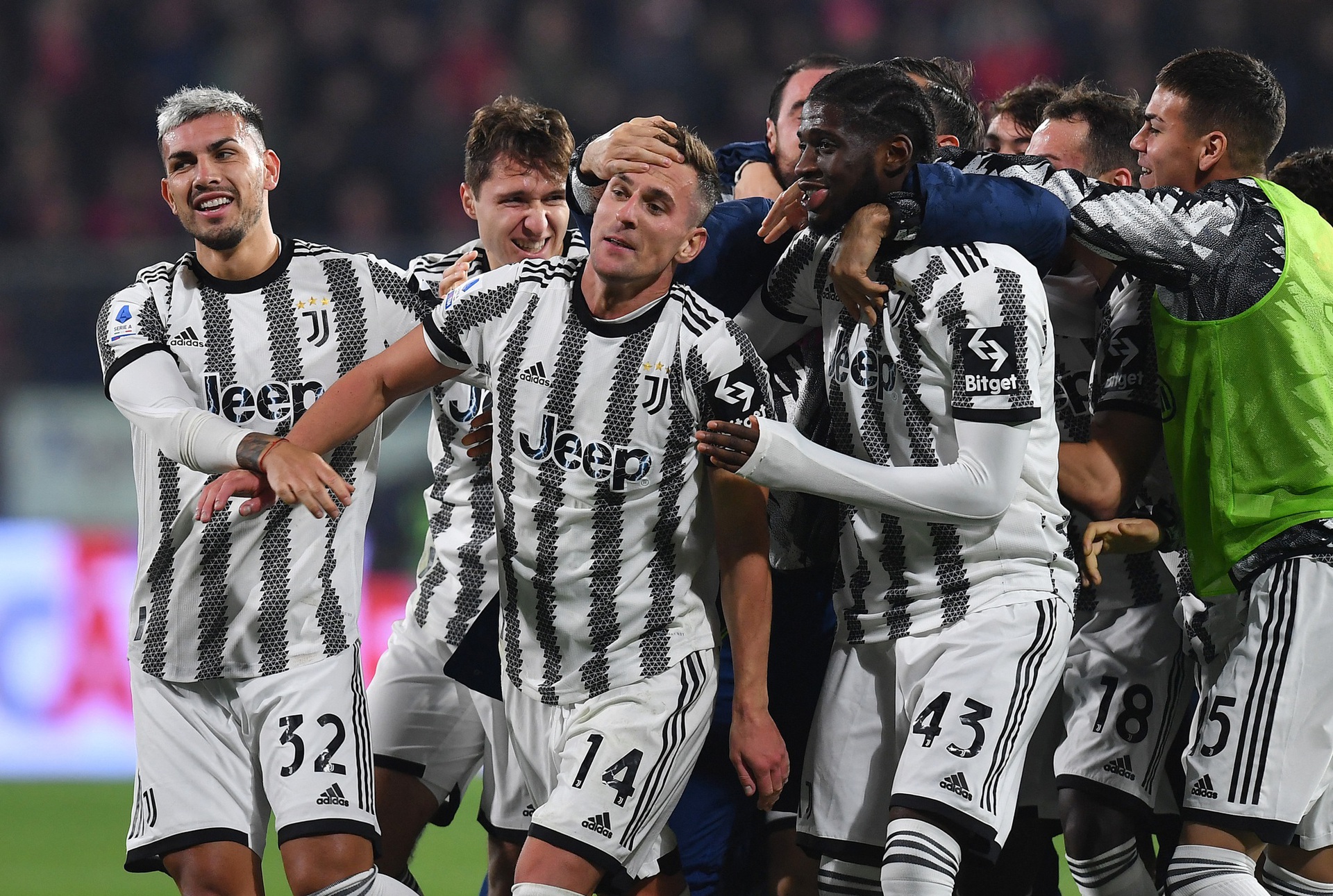 Napoli đứt mạch bất bại, AC Milan v&agrave; Juventus hưởng lợi - Ảnh 7.