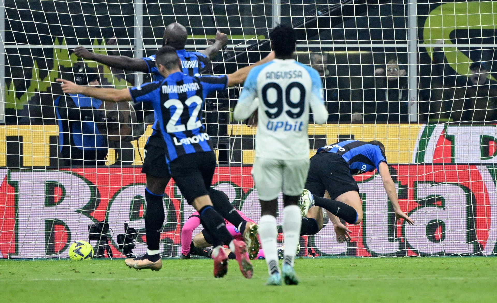 Napoli đứt mạch bất bại, AC Milan v&agrave; Juventus hưởng lợi - Ảnh 2.